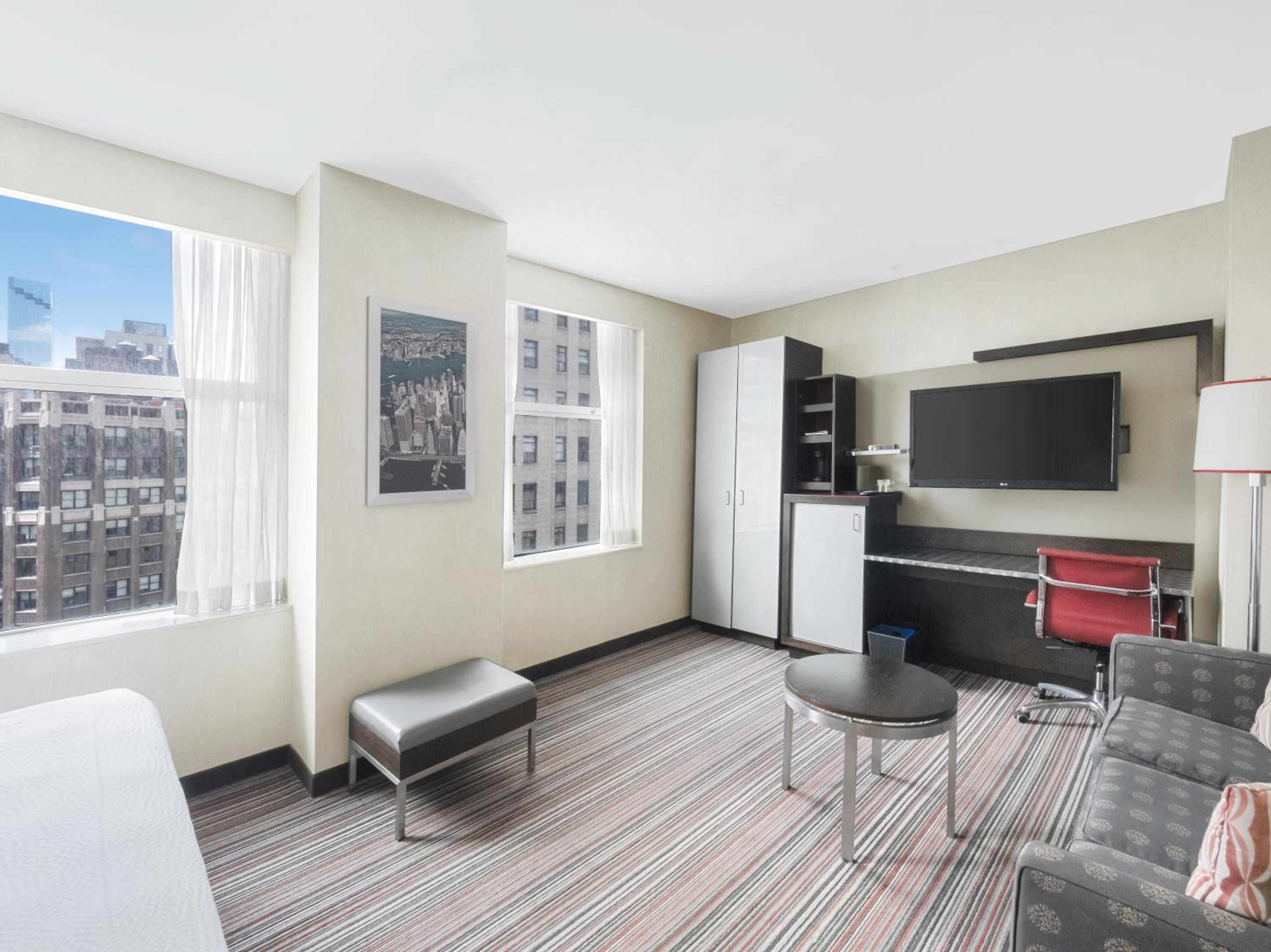 King Deluxe Suite With Parade View - Non-Smoking photo 2