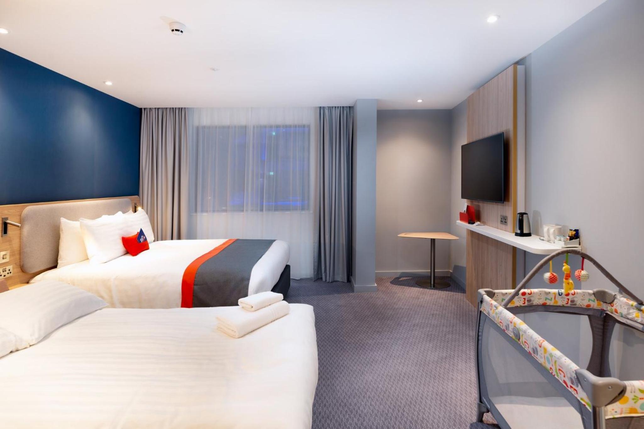 Standard Double Room with Single Sofa Bed and Free Hot Breakfast photo 3