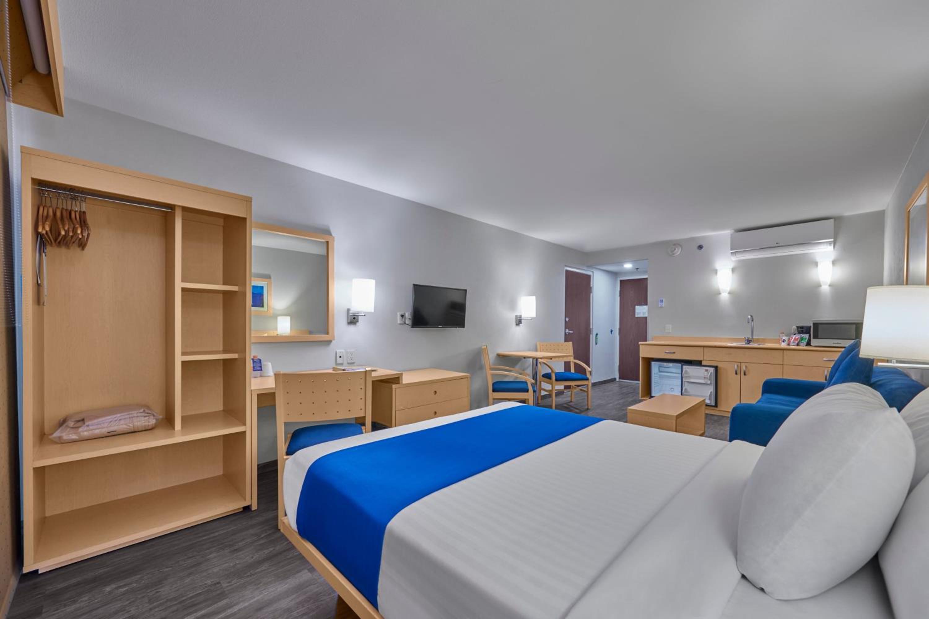 Queen Suite with Sofa Bed - Photo 8