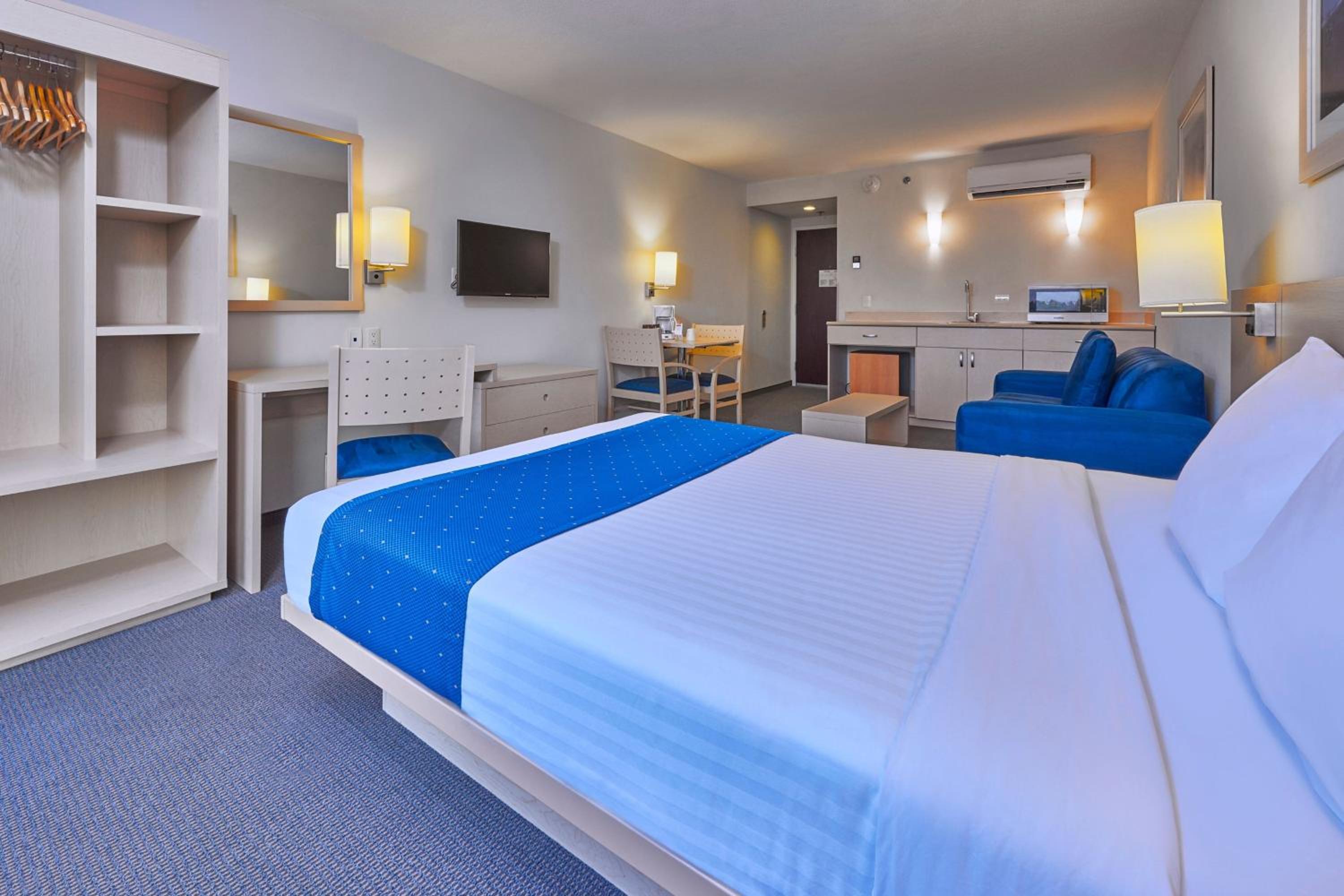 Queen Suite with Sofa Bed - Photo 5
