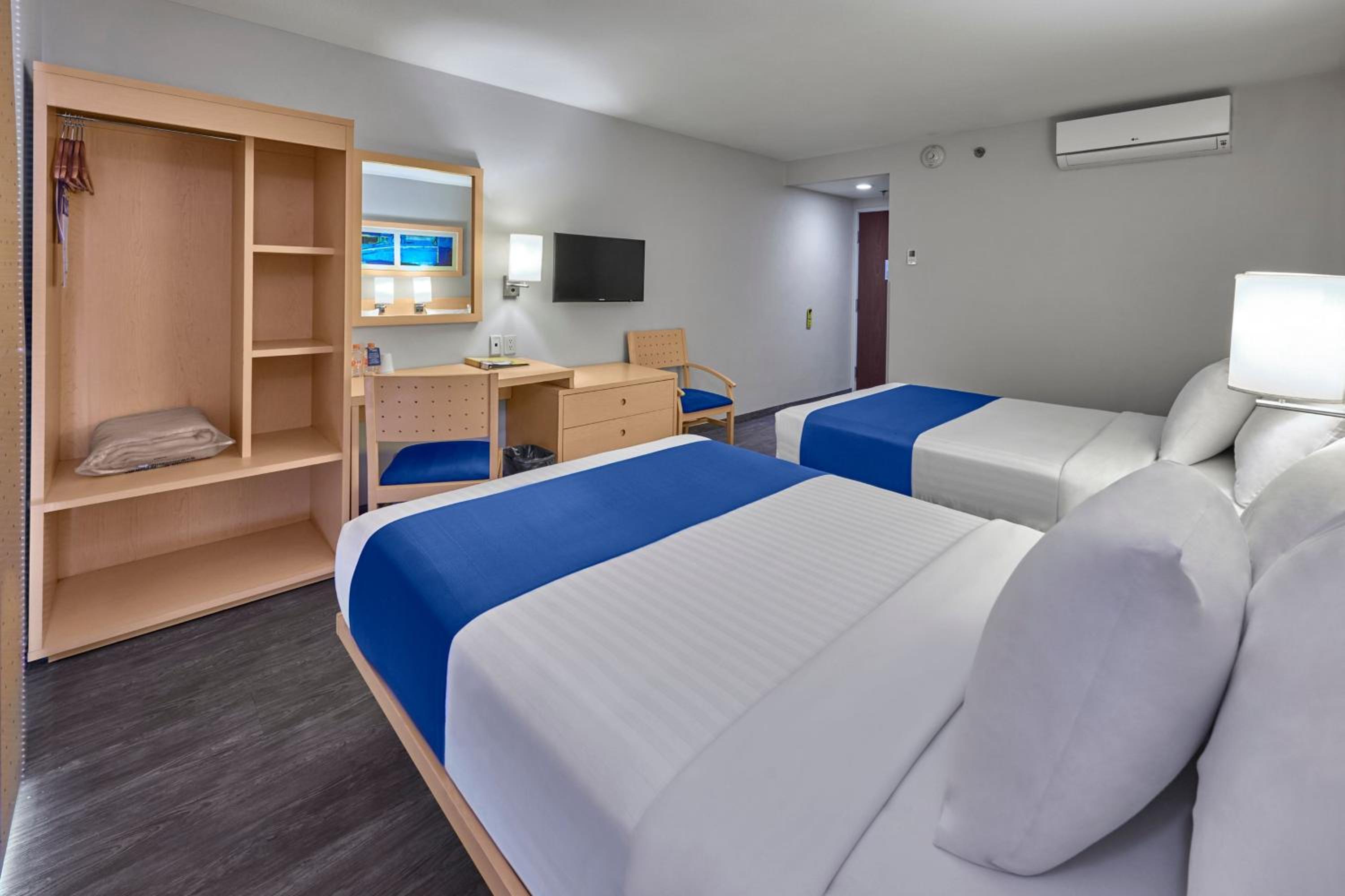 Double Room with Two Double Beds - Photo 7