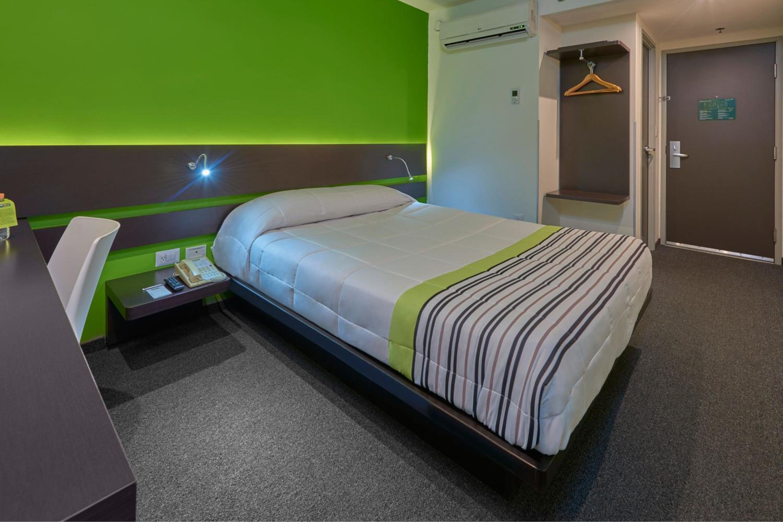 Queen Room photo 2