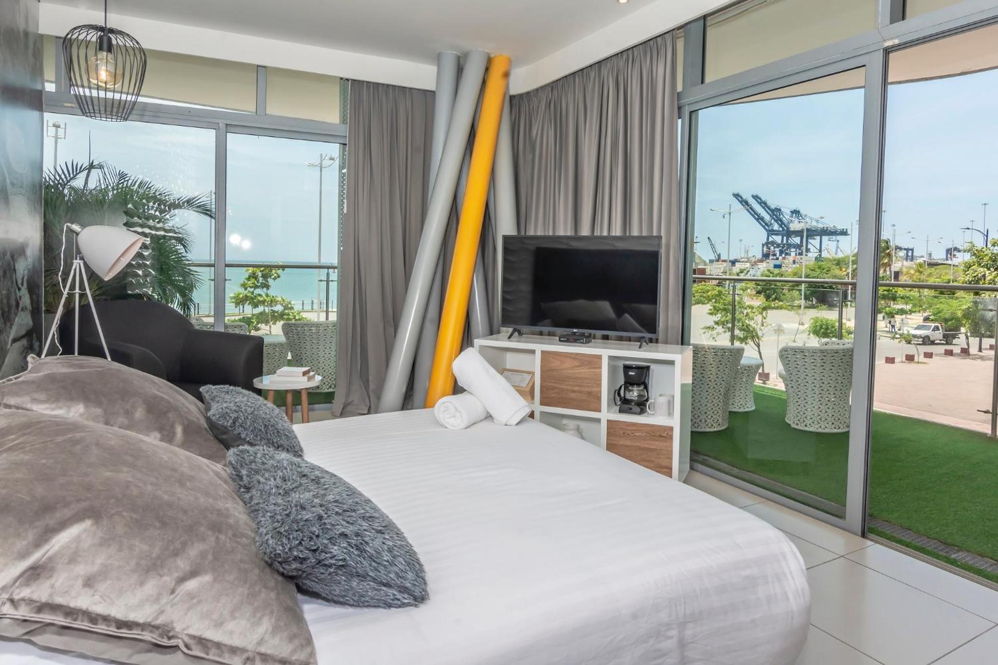 Deluxe Room with Balcony and Sea View