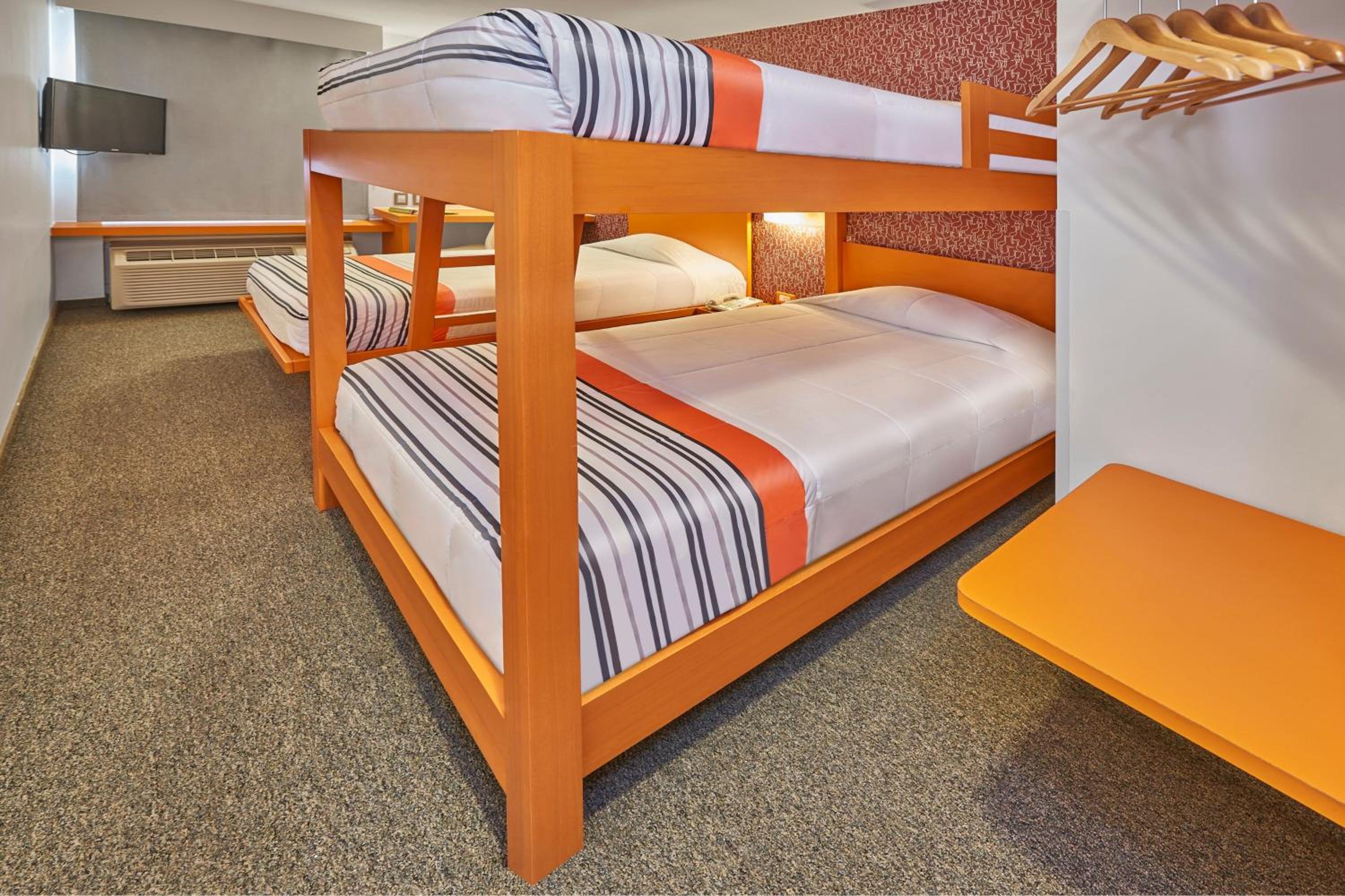 Room with Three Twin Beds - Photo 8