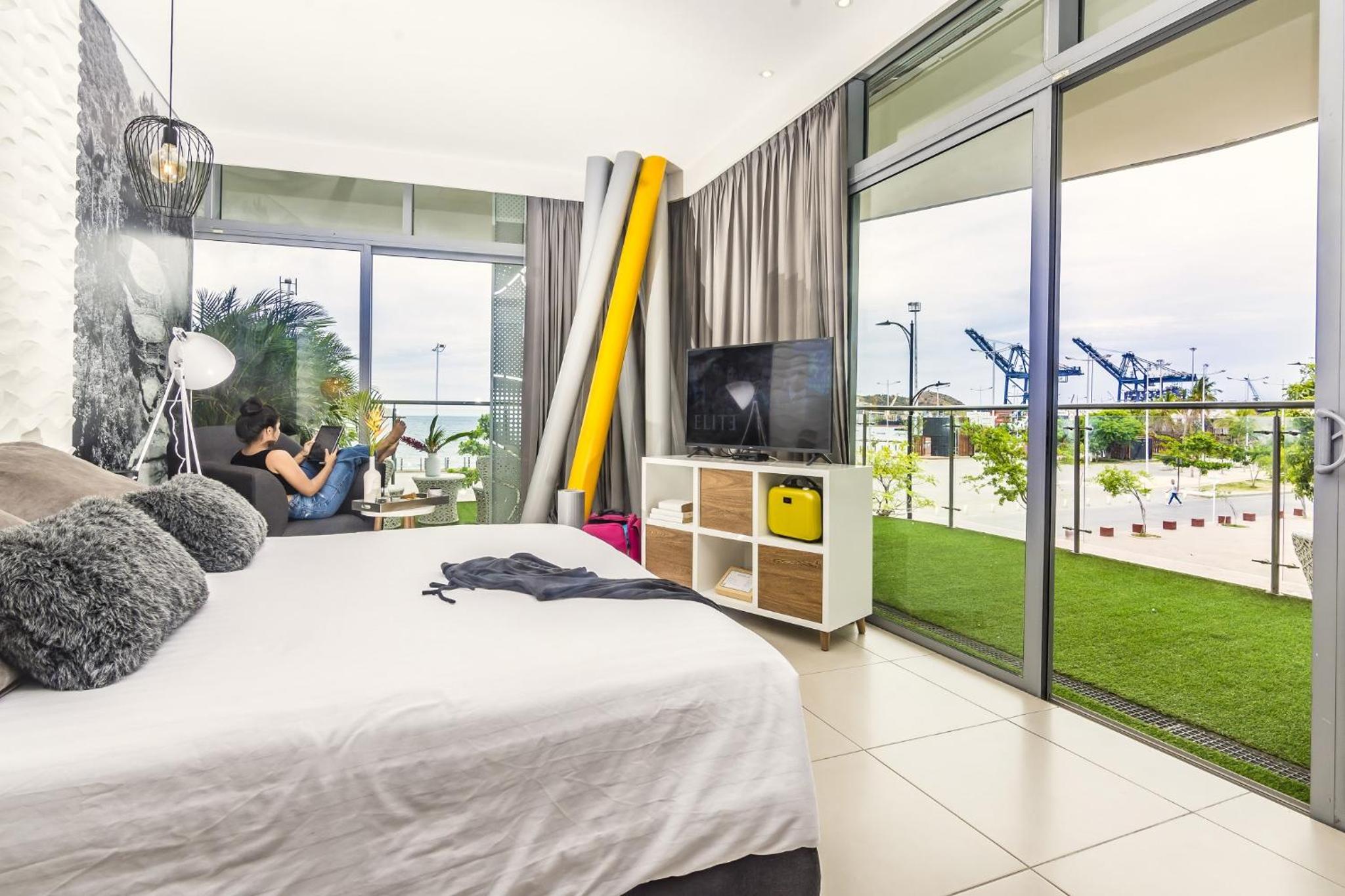 Deluxe Room with Balcony and Sea View photo 3