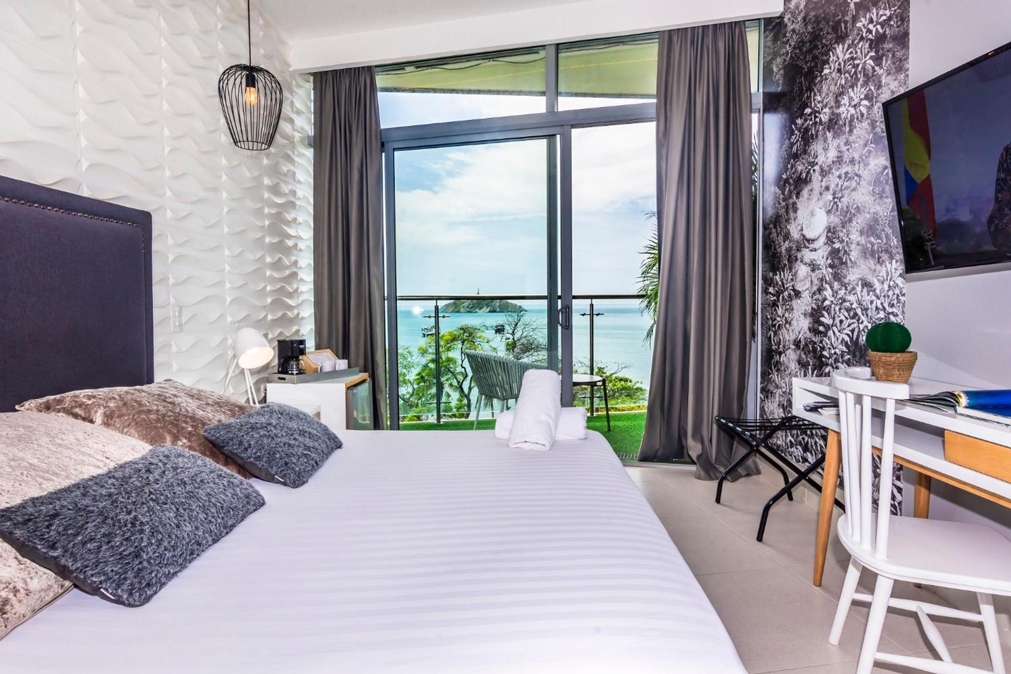 Deluxe Room with Balcony and Sea View photo 2
