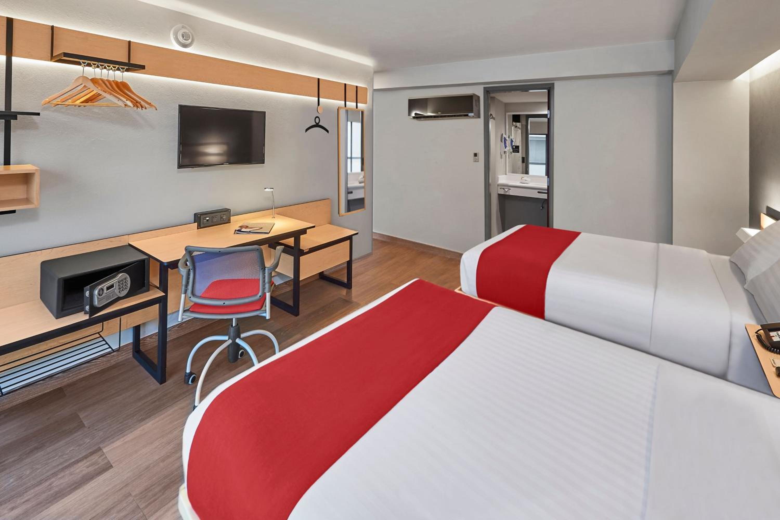 Double Room with Two Double Beds - Photo 10