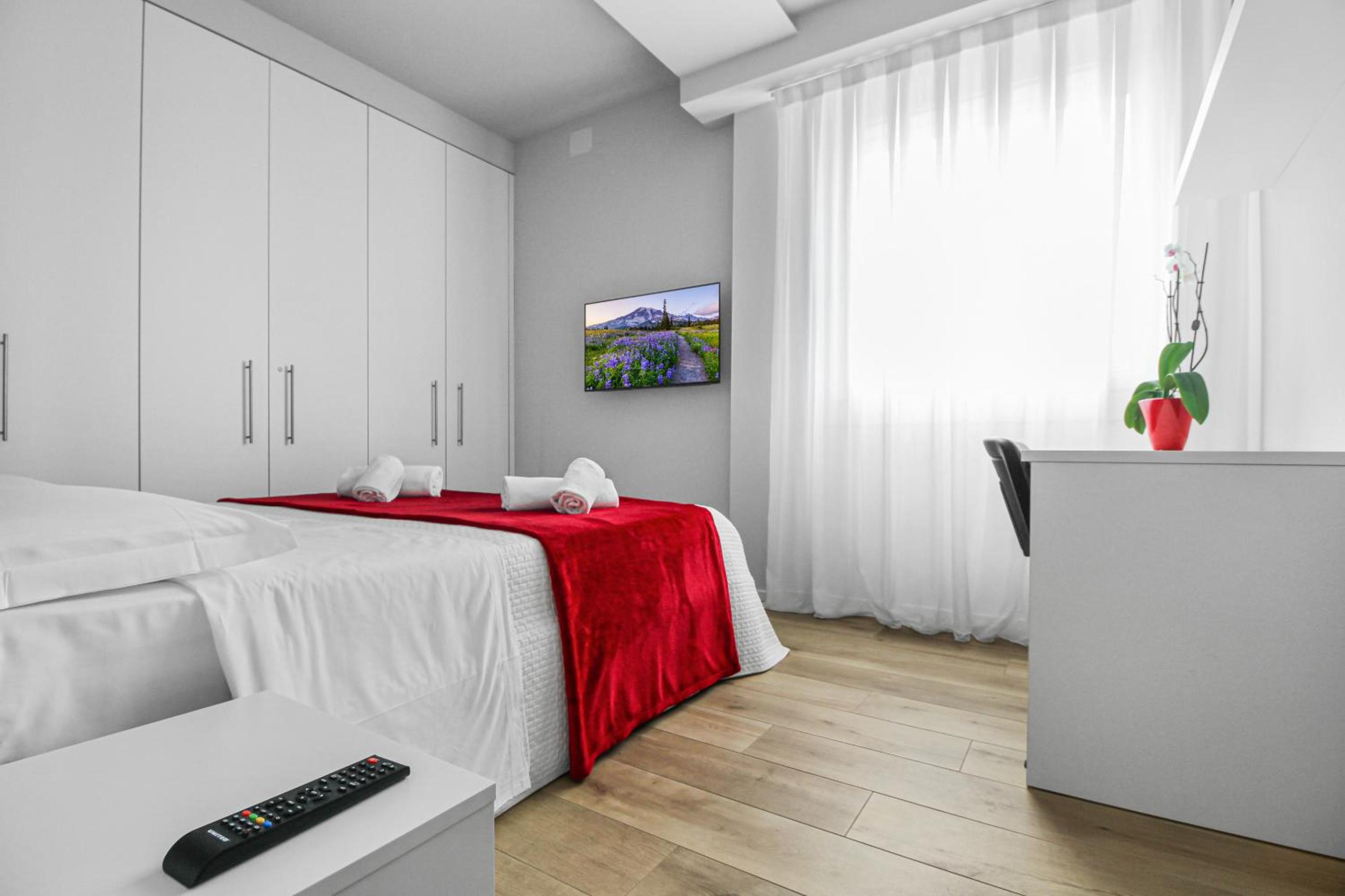 Deluxe Two-Bedroom Apartment with Garden View