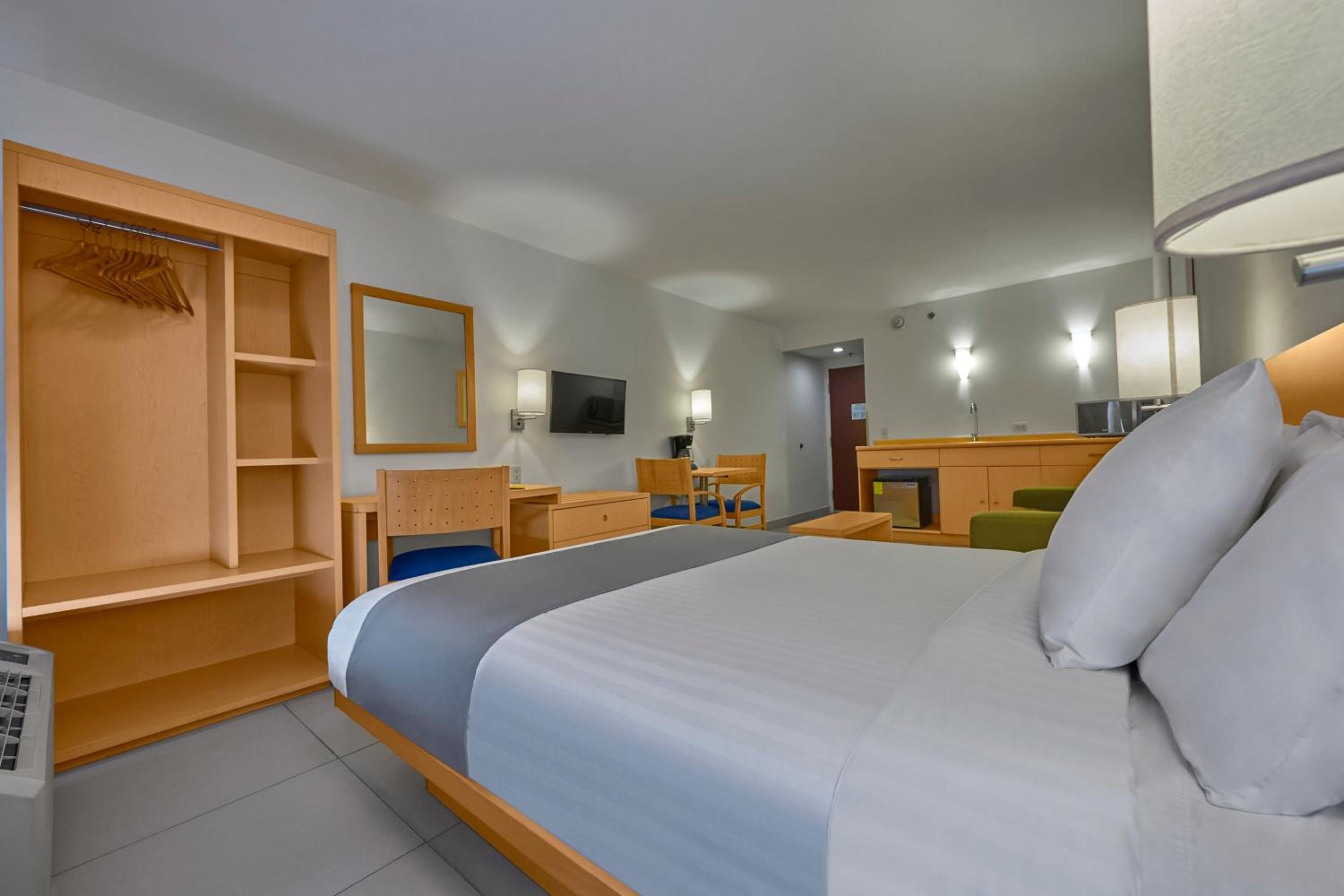 Queen Suite with Sofa Bed - Photo 3