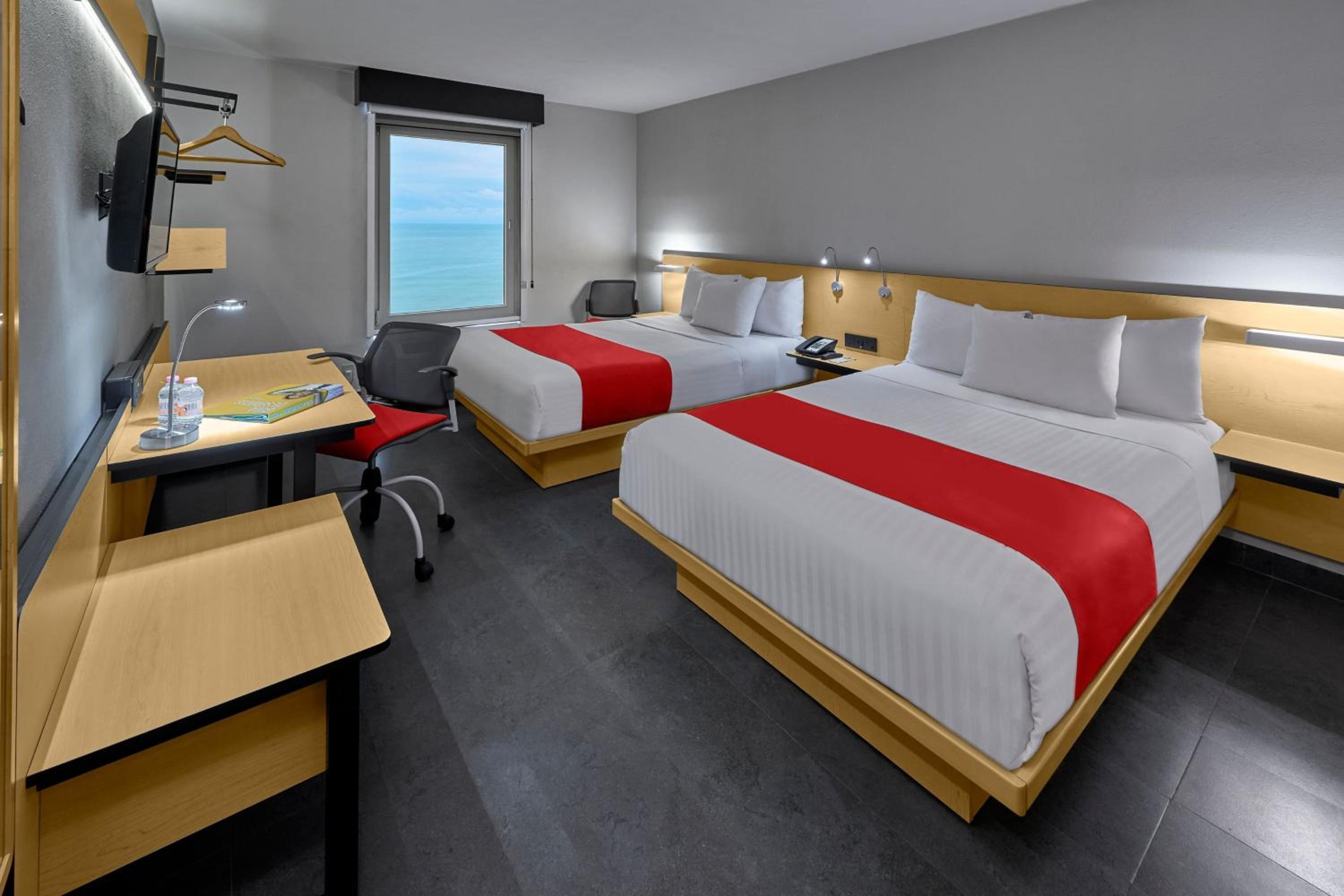 Double Room with Two Double Beds and Ocean View - Photo 4
