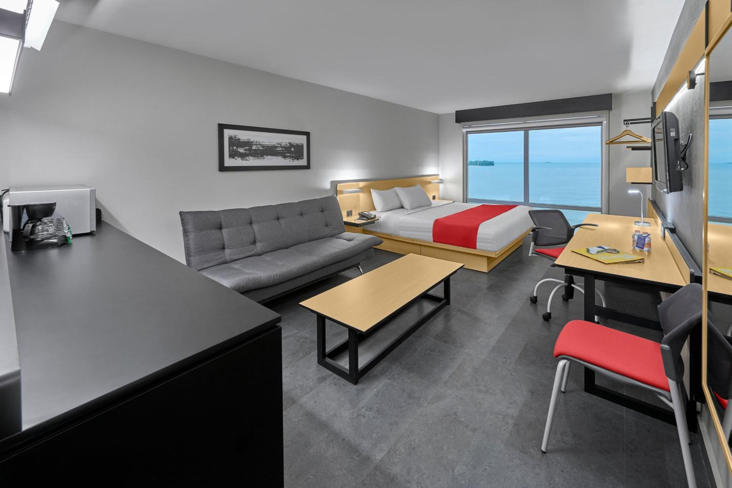 Superior Queen Room with Sofa Bed and Ocean View - Photo 6