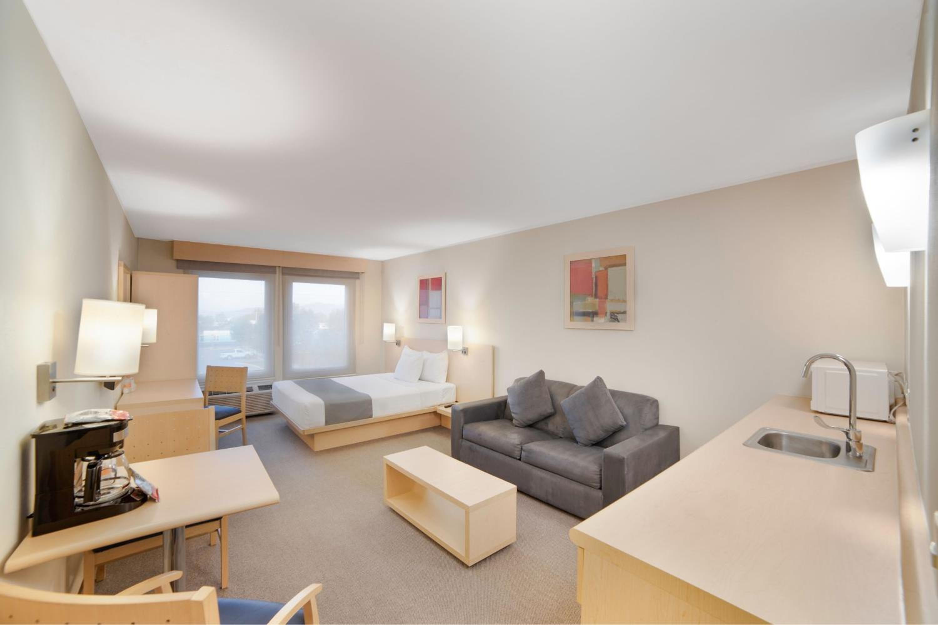 Queen Suite with Sofa Bed - Photo 4