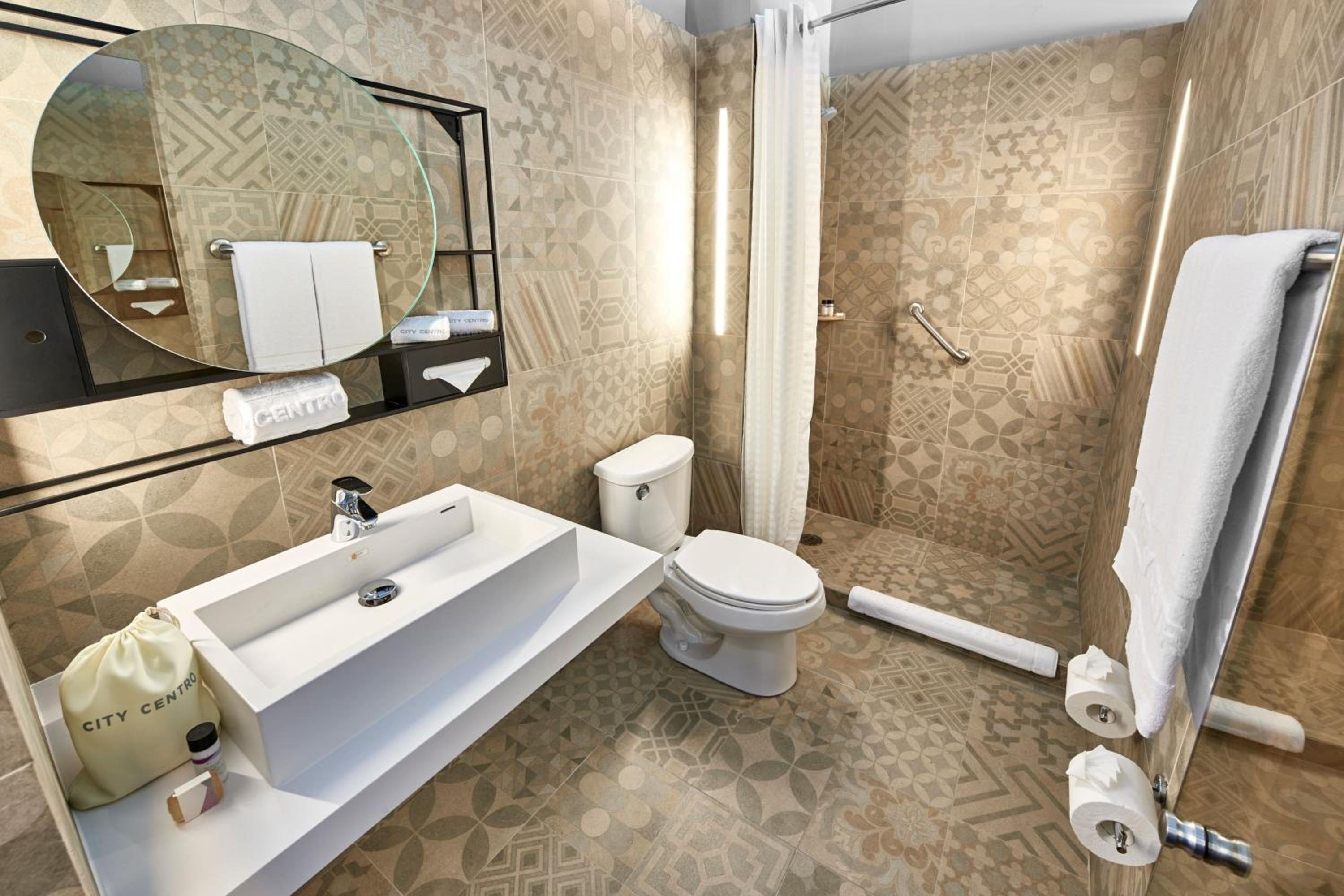 Queen Room with Two Queen Beds thumbnail 6
