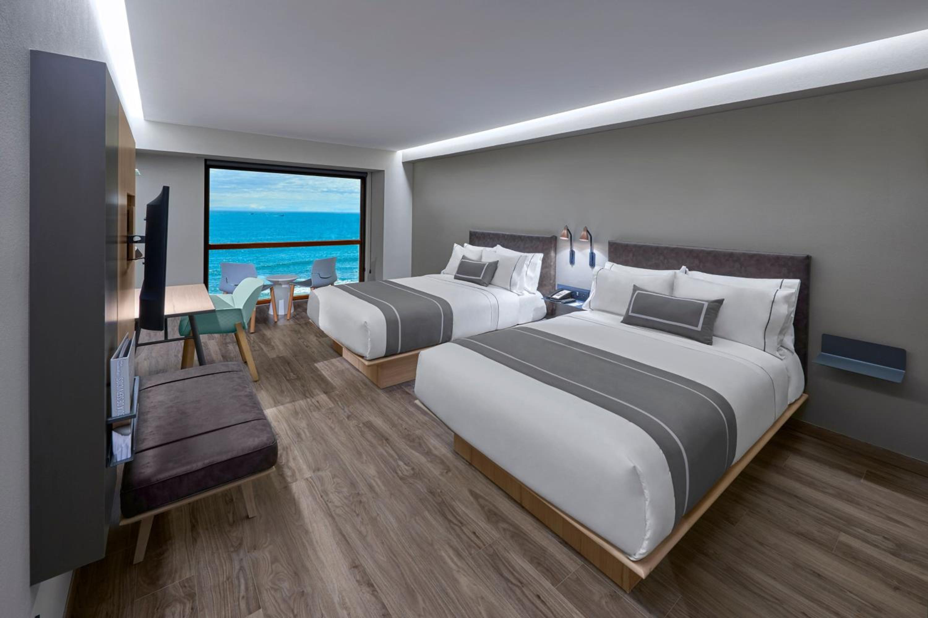 Superior Double Room with Two Double Beds and Ocean View photo 3