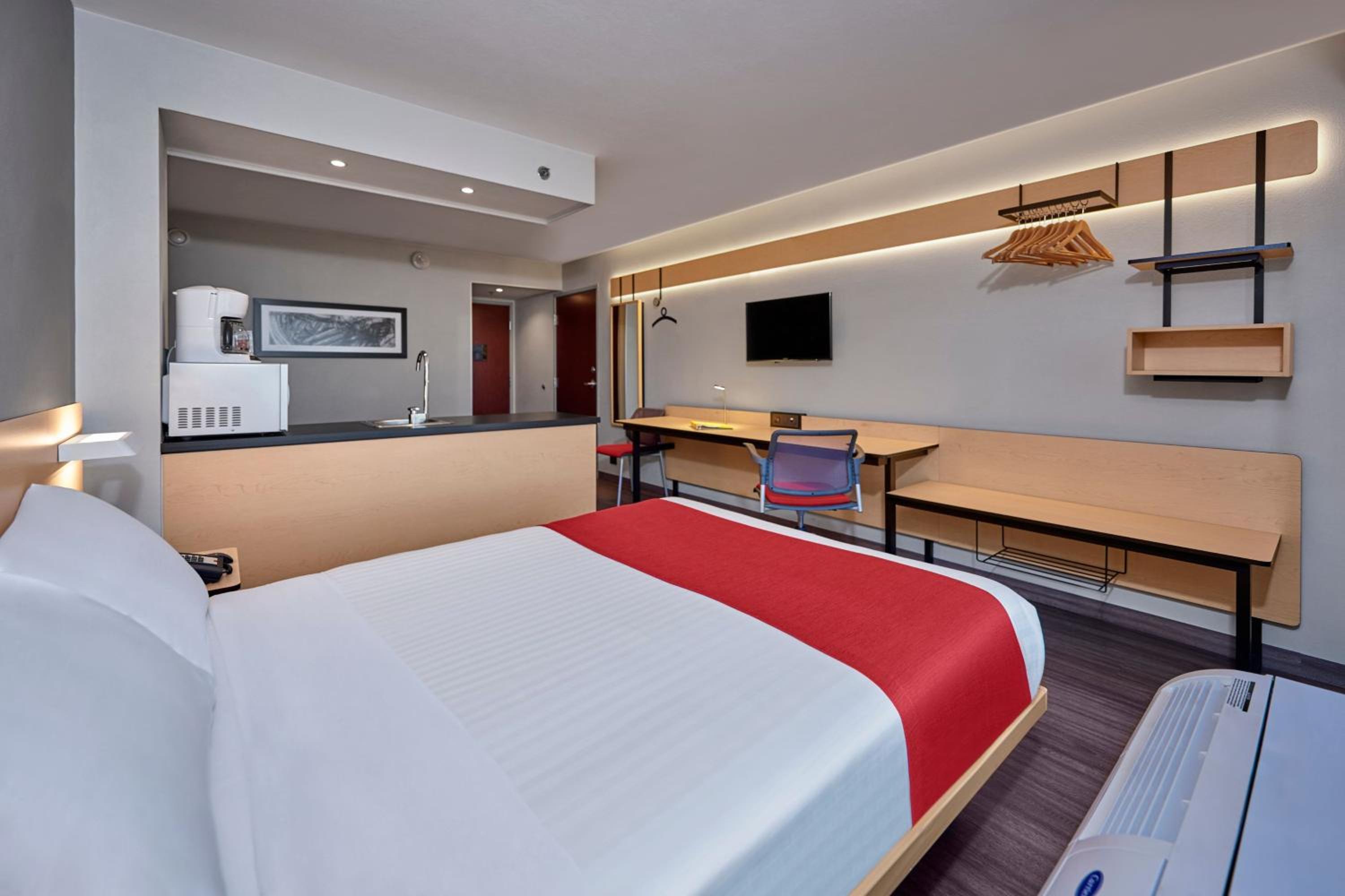 Superior Queen Room with Sofa Bed - Photo 4