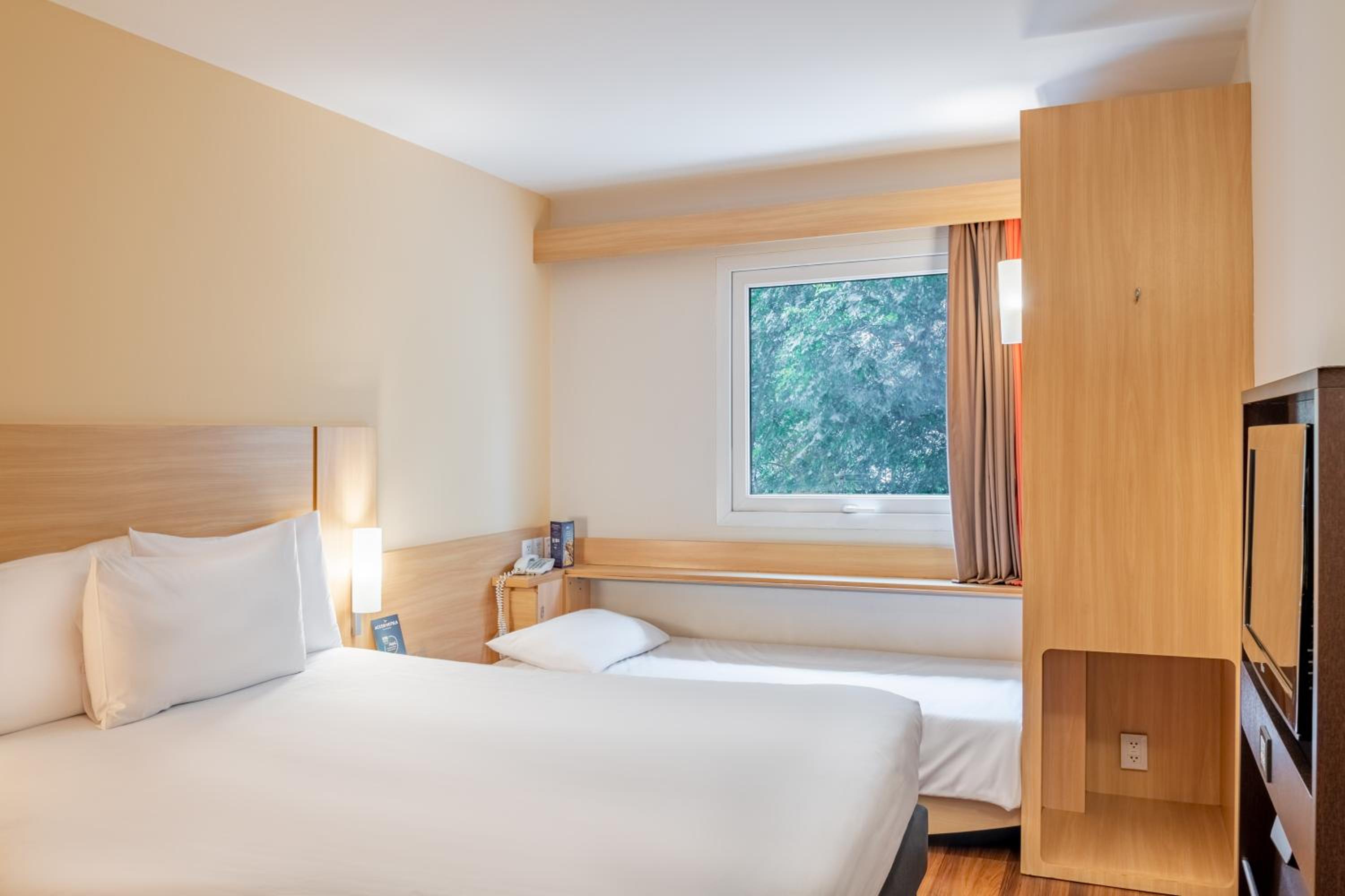 Standard Room with One Double Bed and One Single Bed - Photo 9