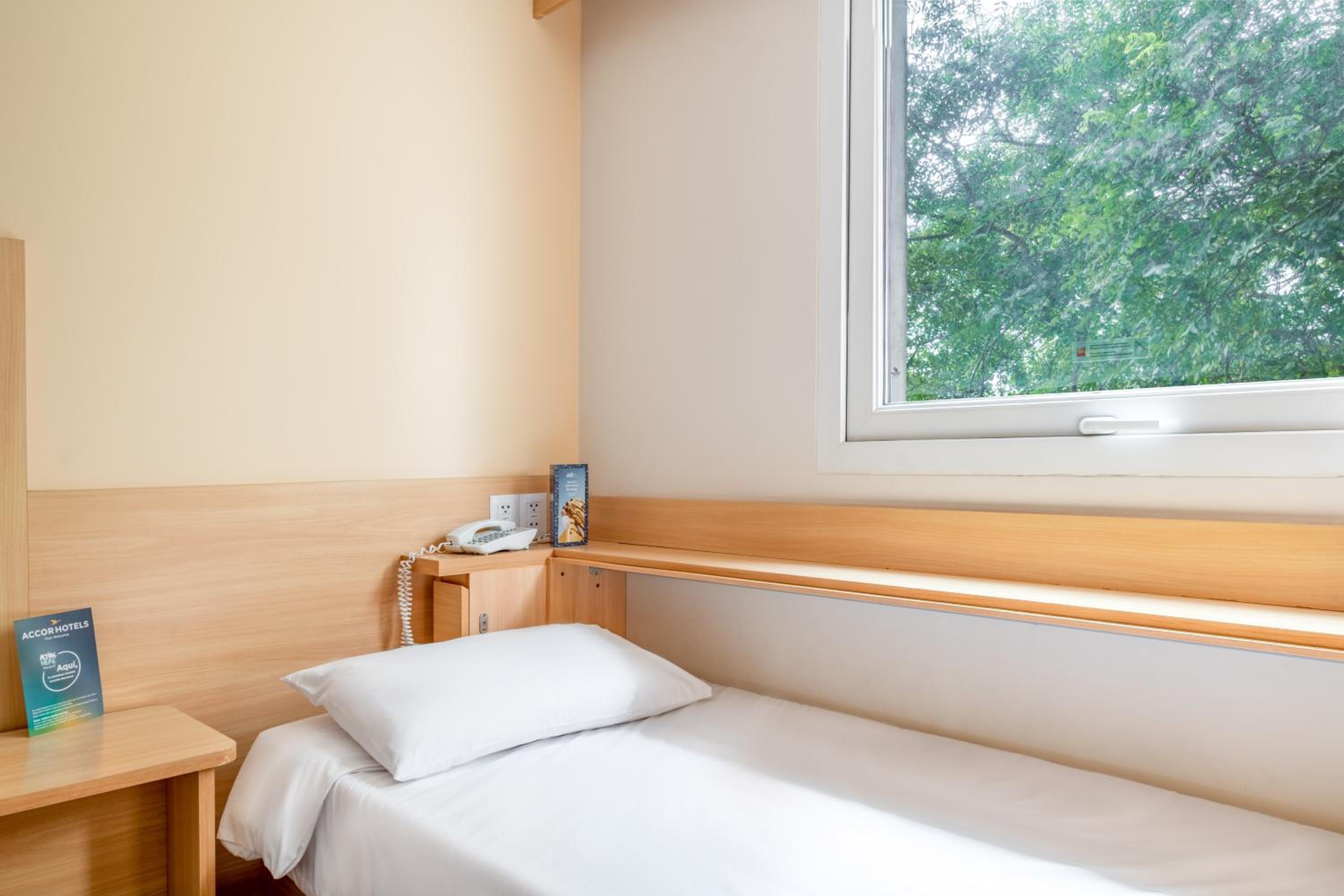 Standard Room with One Double Bed and One Single Bed - Photo 7