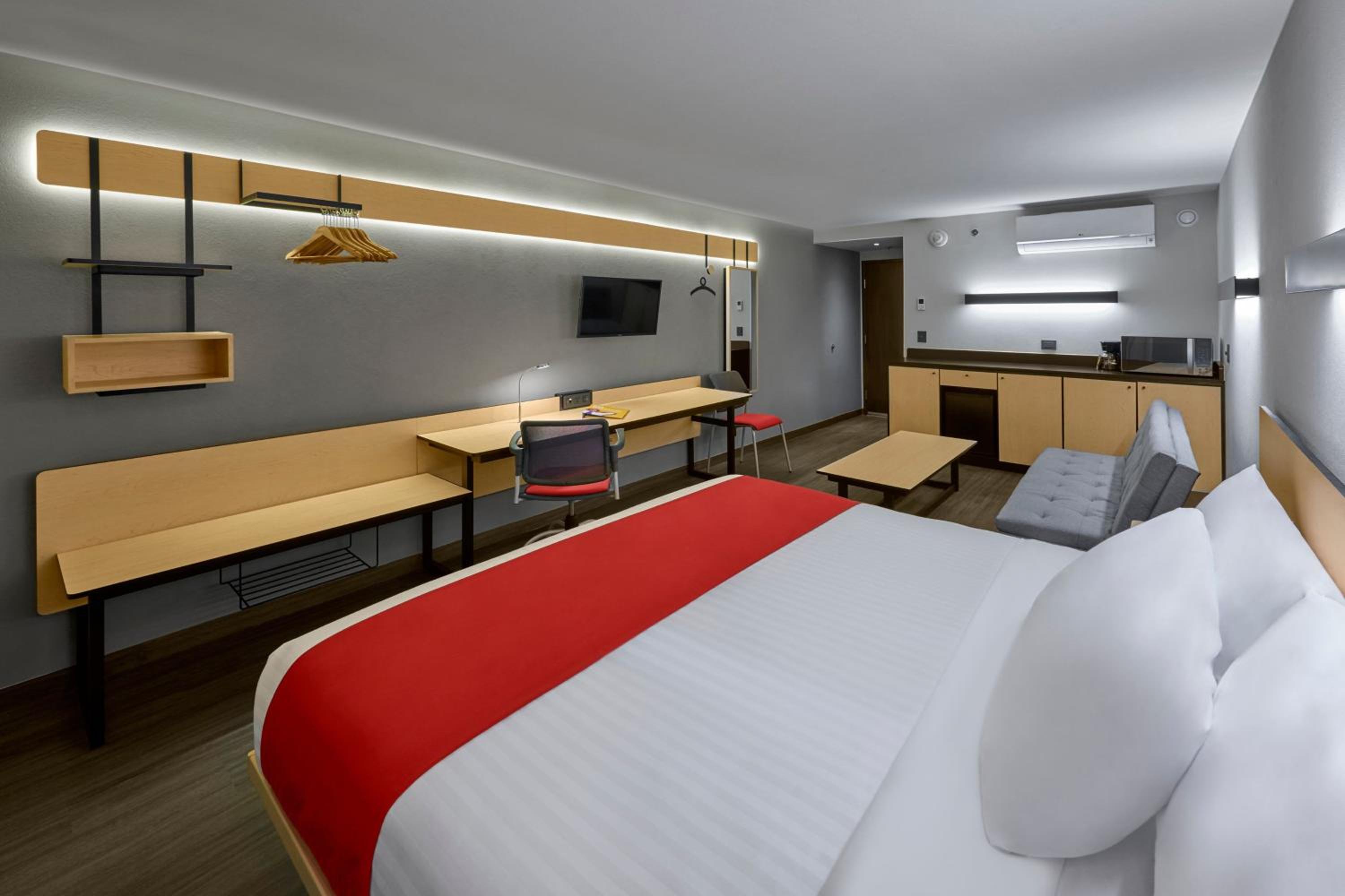 Superior King Room with Sofa Bed photo 2