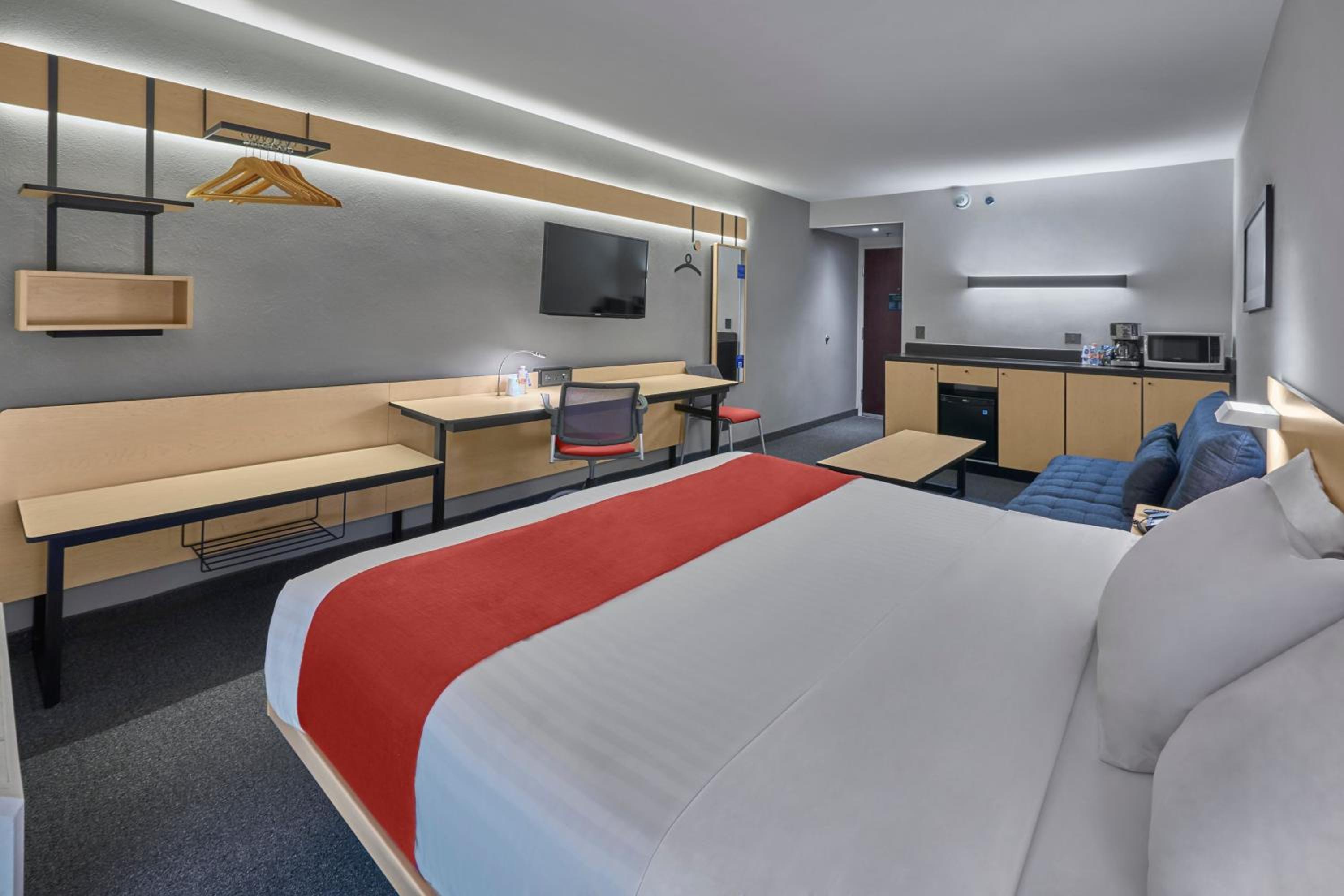 Superior Queen Room with Sofa Bed - Photo 5