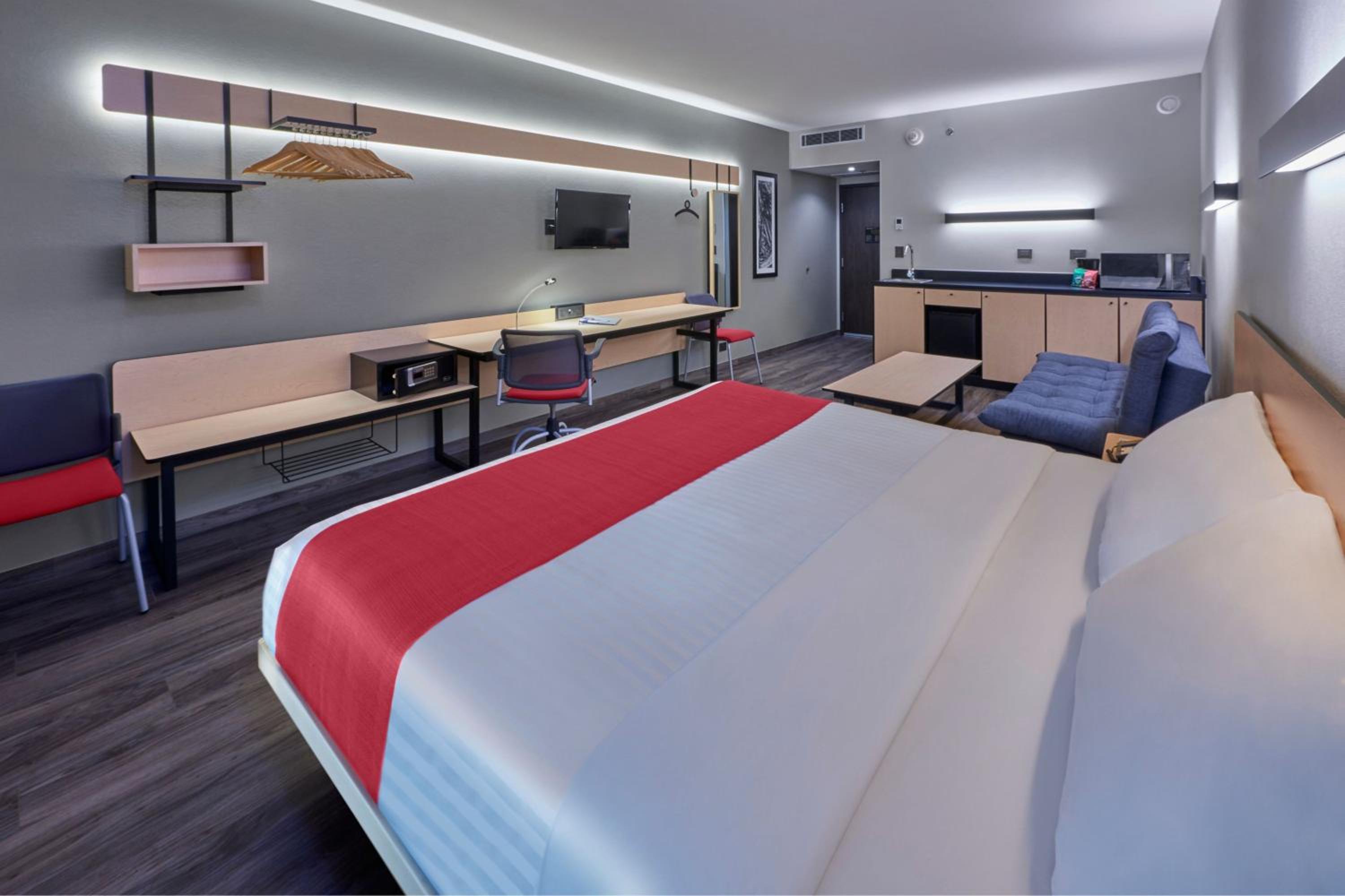 Superior King Room with Sofa Bed thumbnail 5