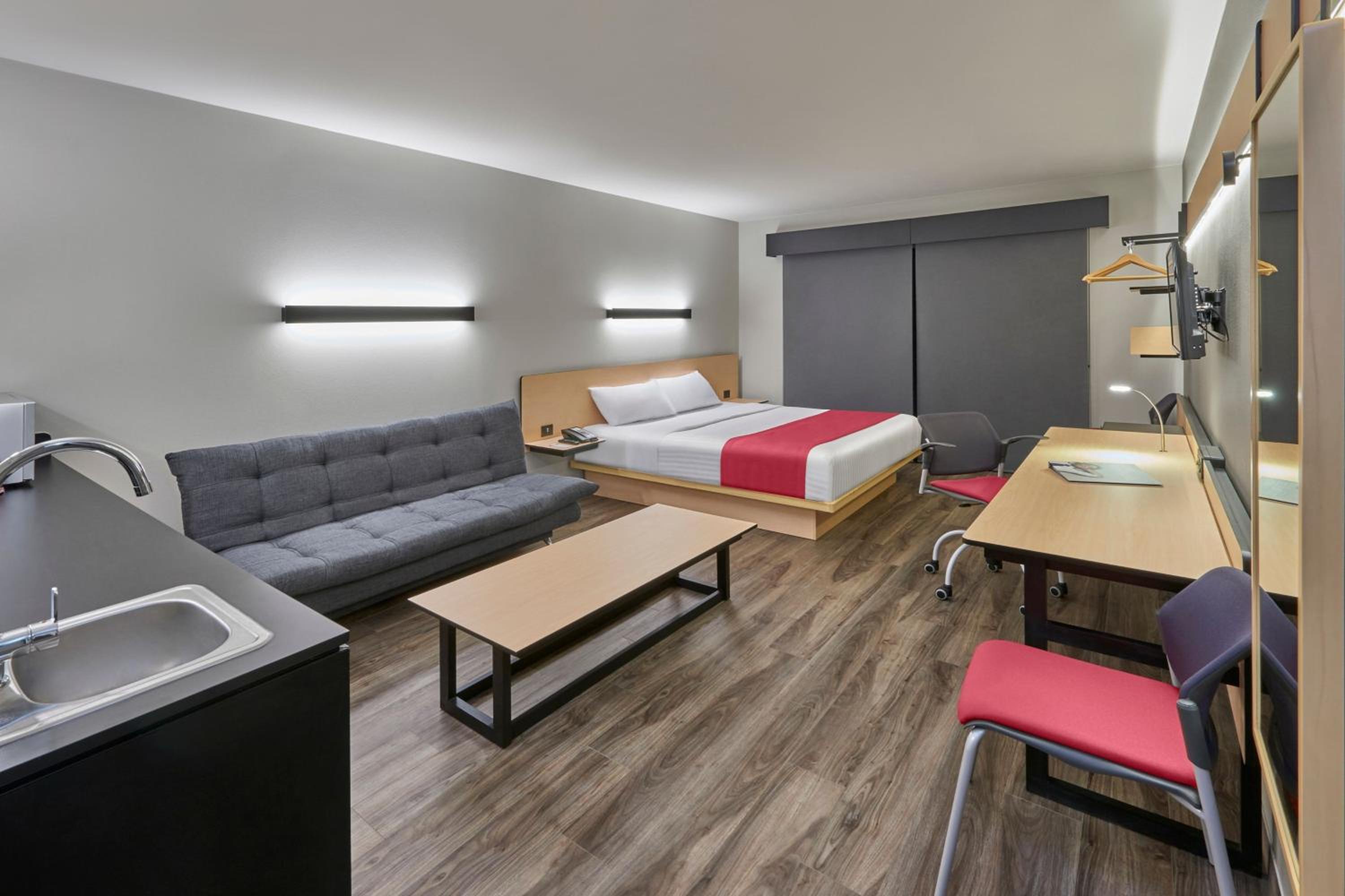 Superior King Room with Sofa Bed thumbnail 6