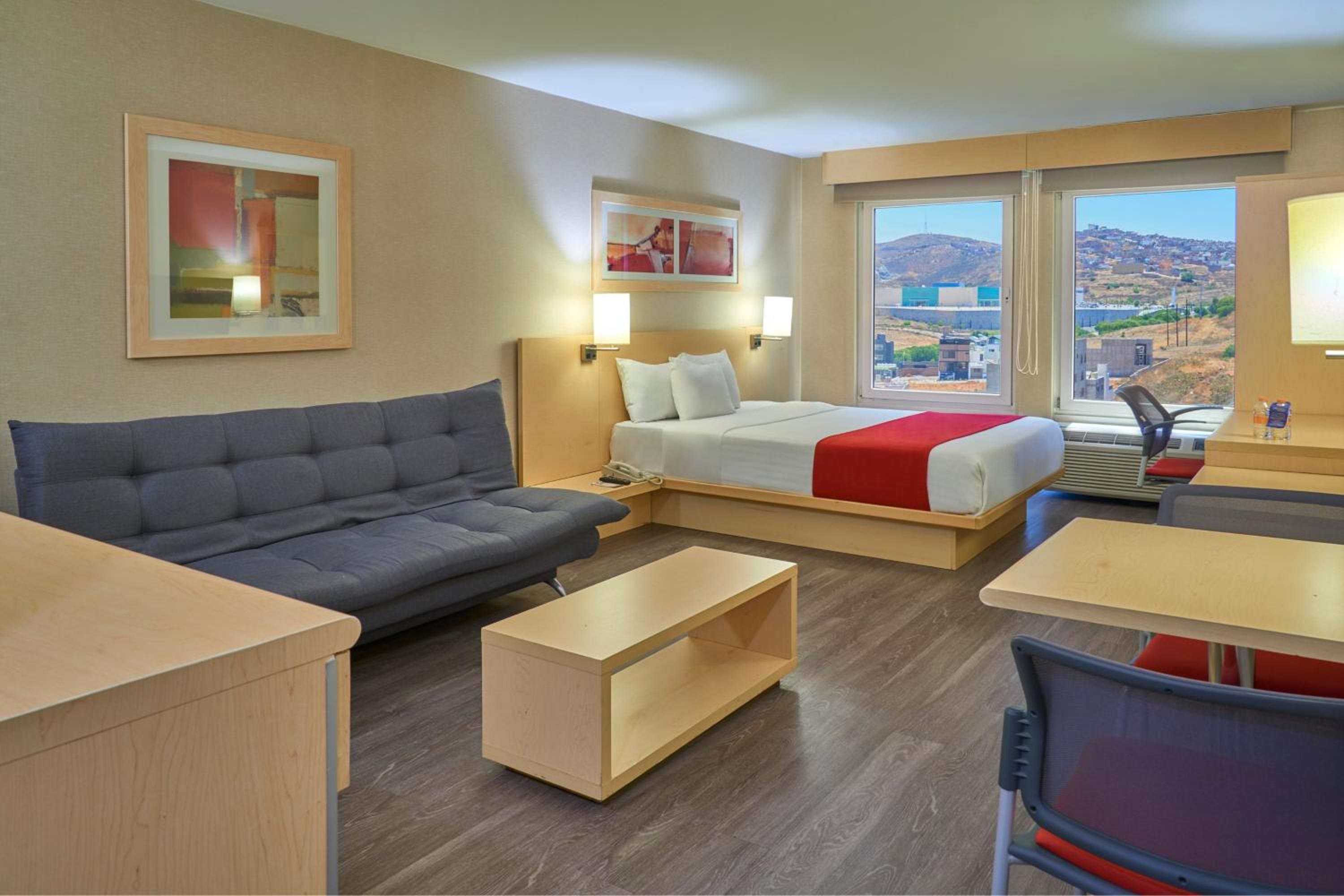 Superior Queen Room with Sofa Bed - Photo 4