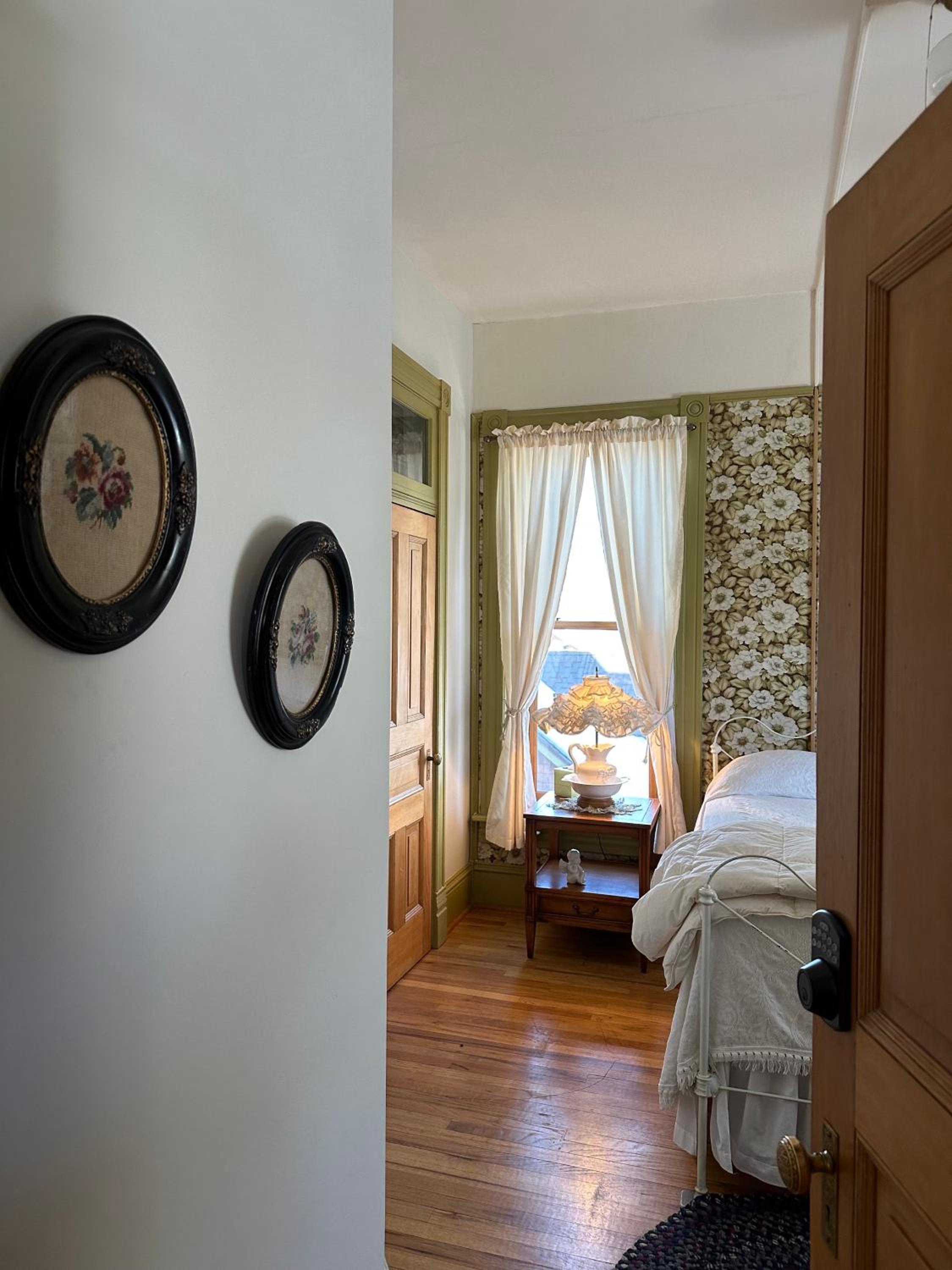 Deluxe King Suite - Photo 8