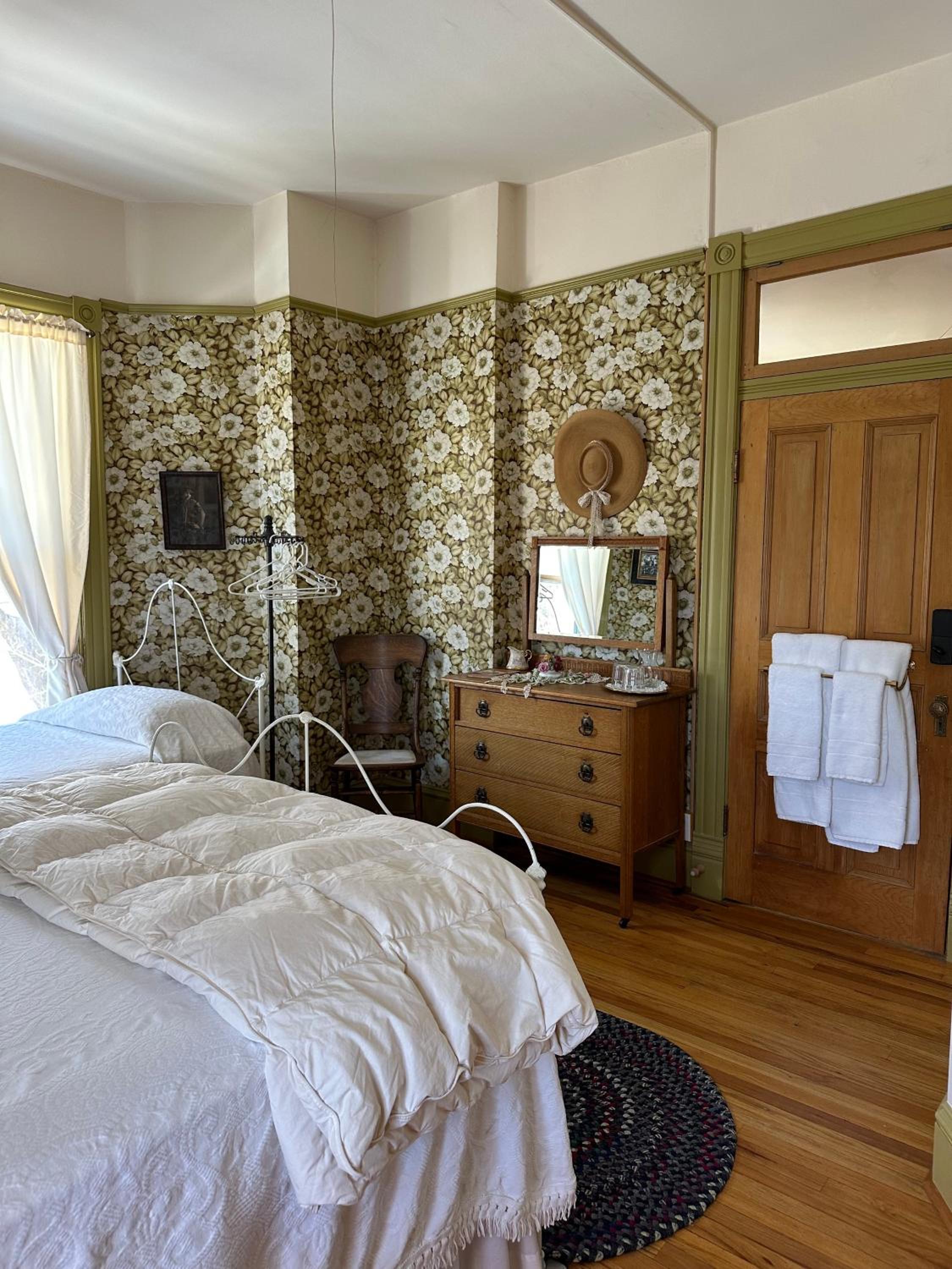 Deluxe King Suite - Photo 5