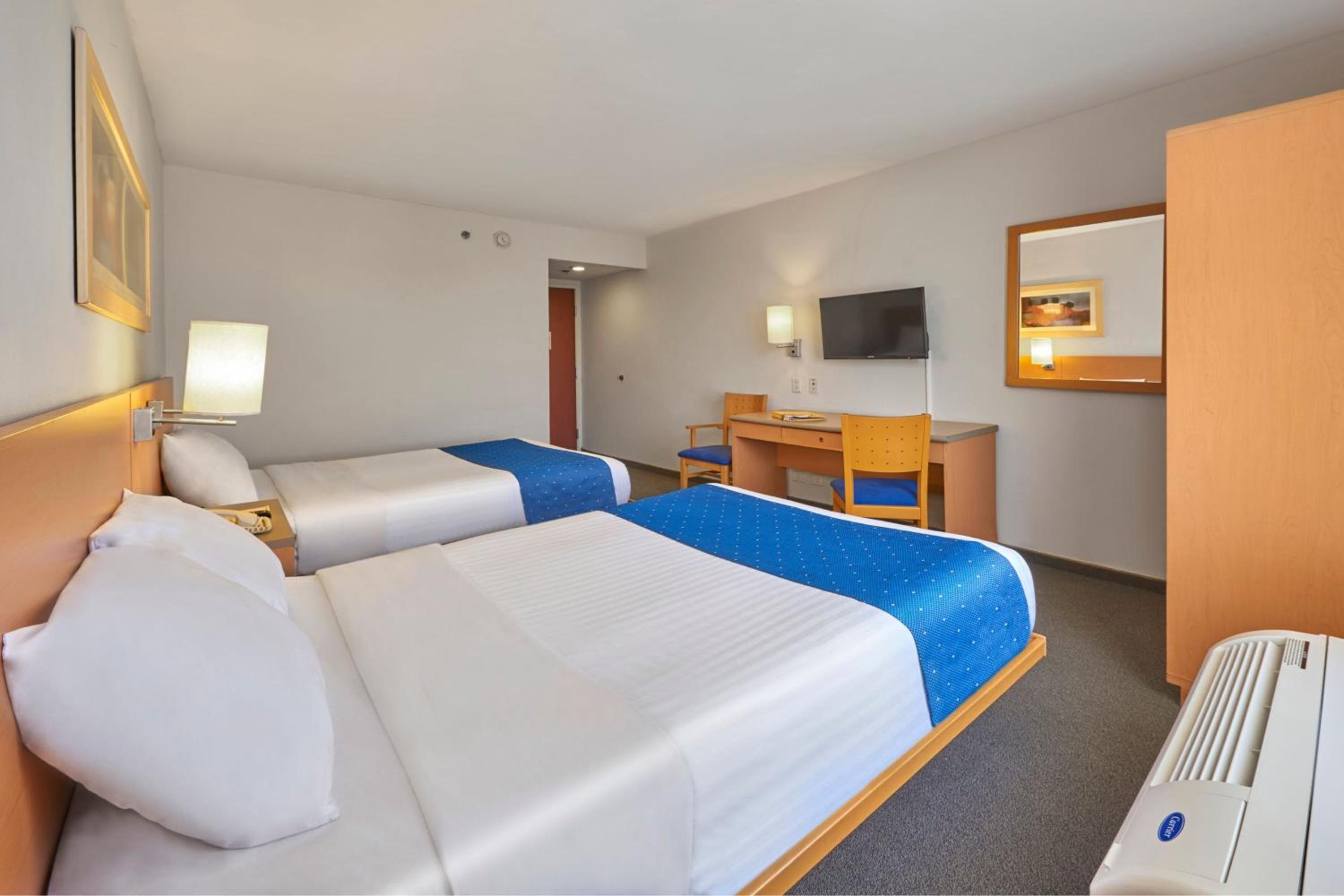Queen Room with Two Queen Beds - Photo 4