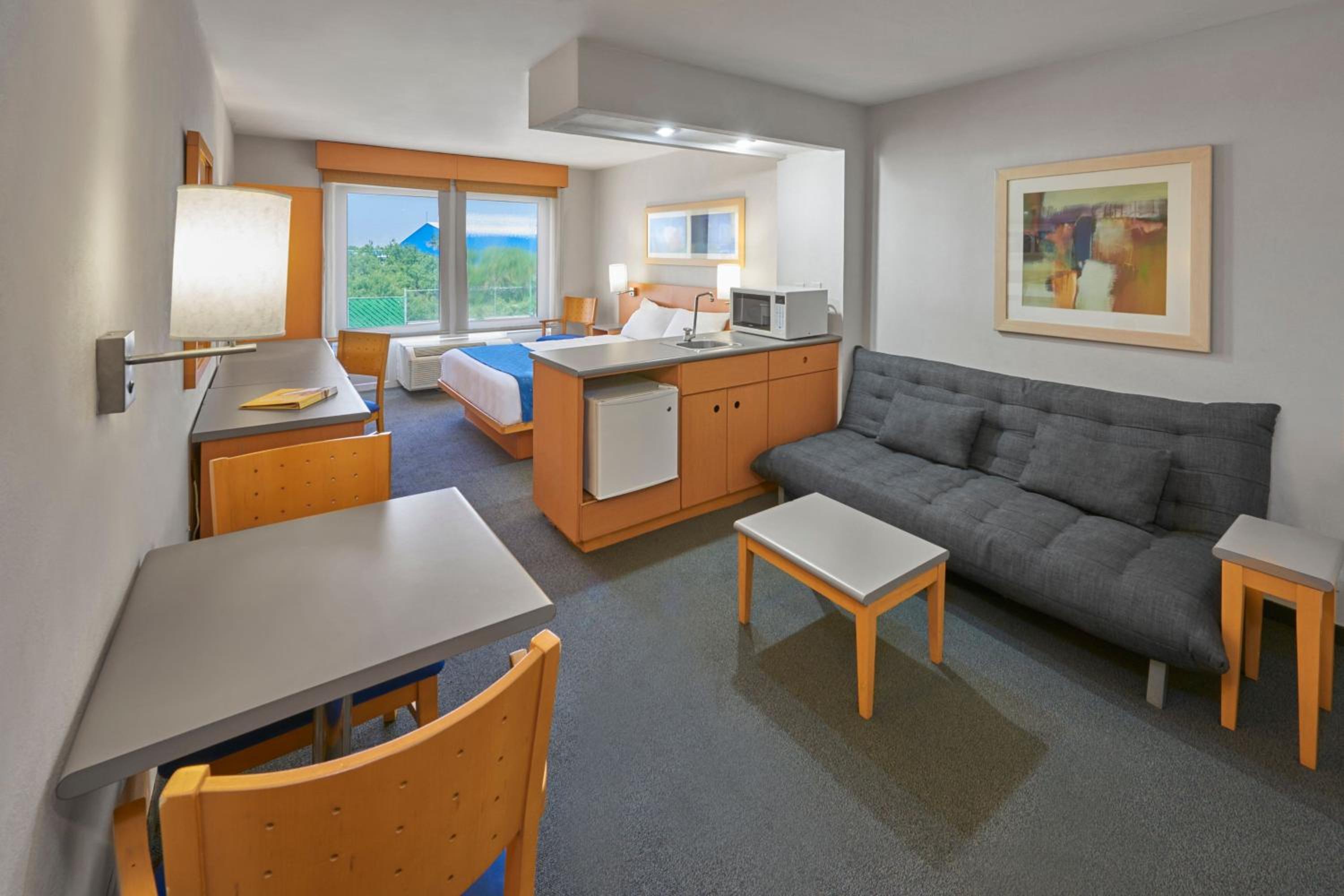 Queen Suite with Sofa Bed - Photo 5