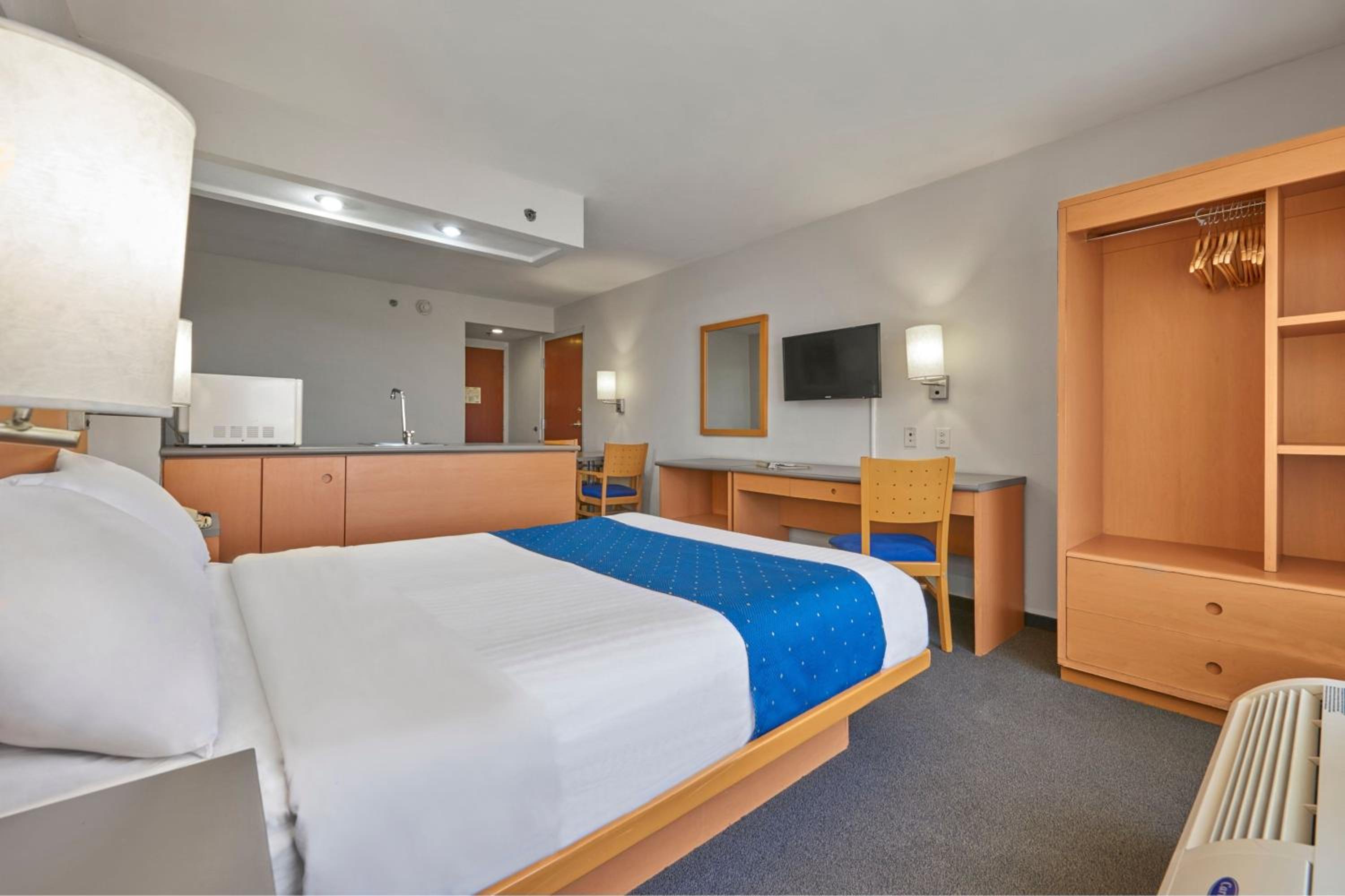 Queen Suite with Sofa Bed - Photo 6
