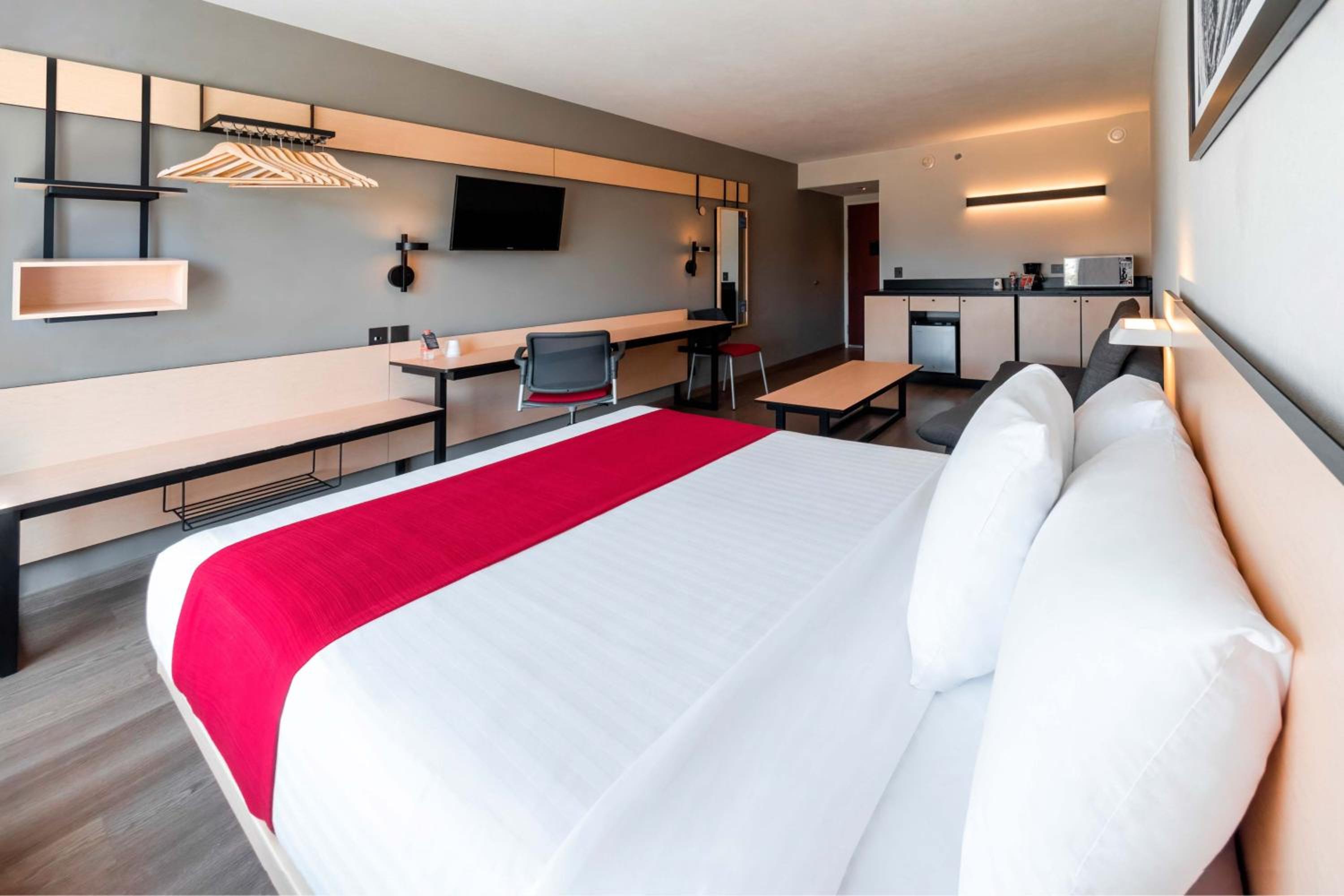 Superior Queen Room with Sofa Bed - Photo 1