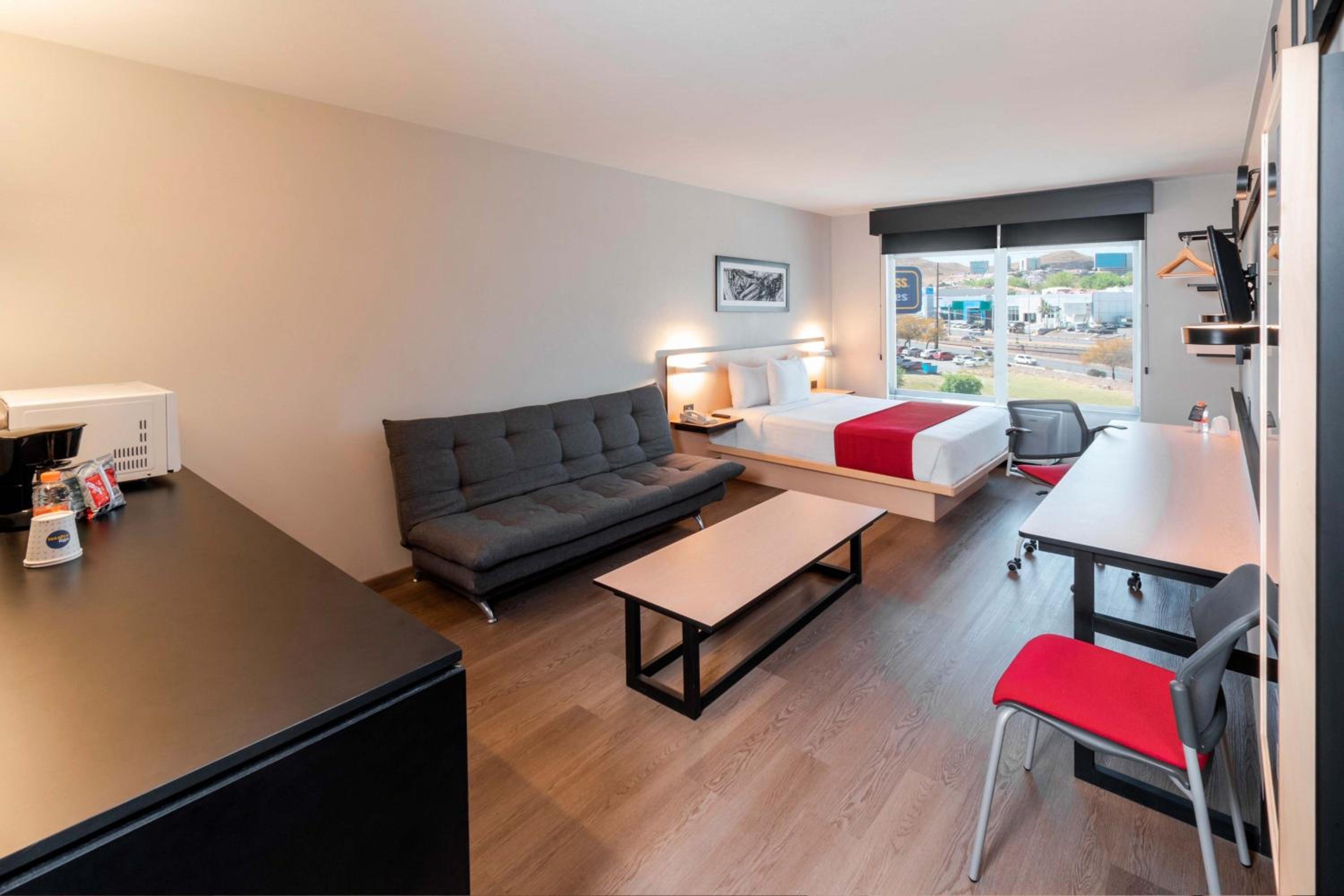 Superior Queen Room with Sofa Bed - Photo 4
