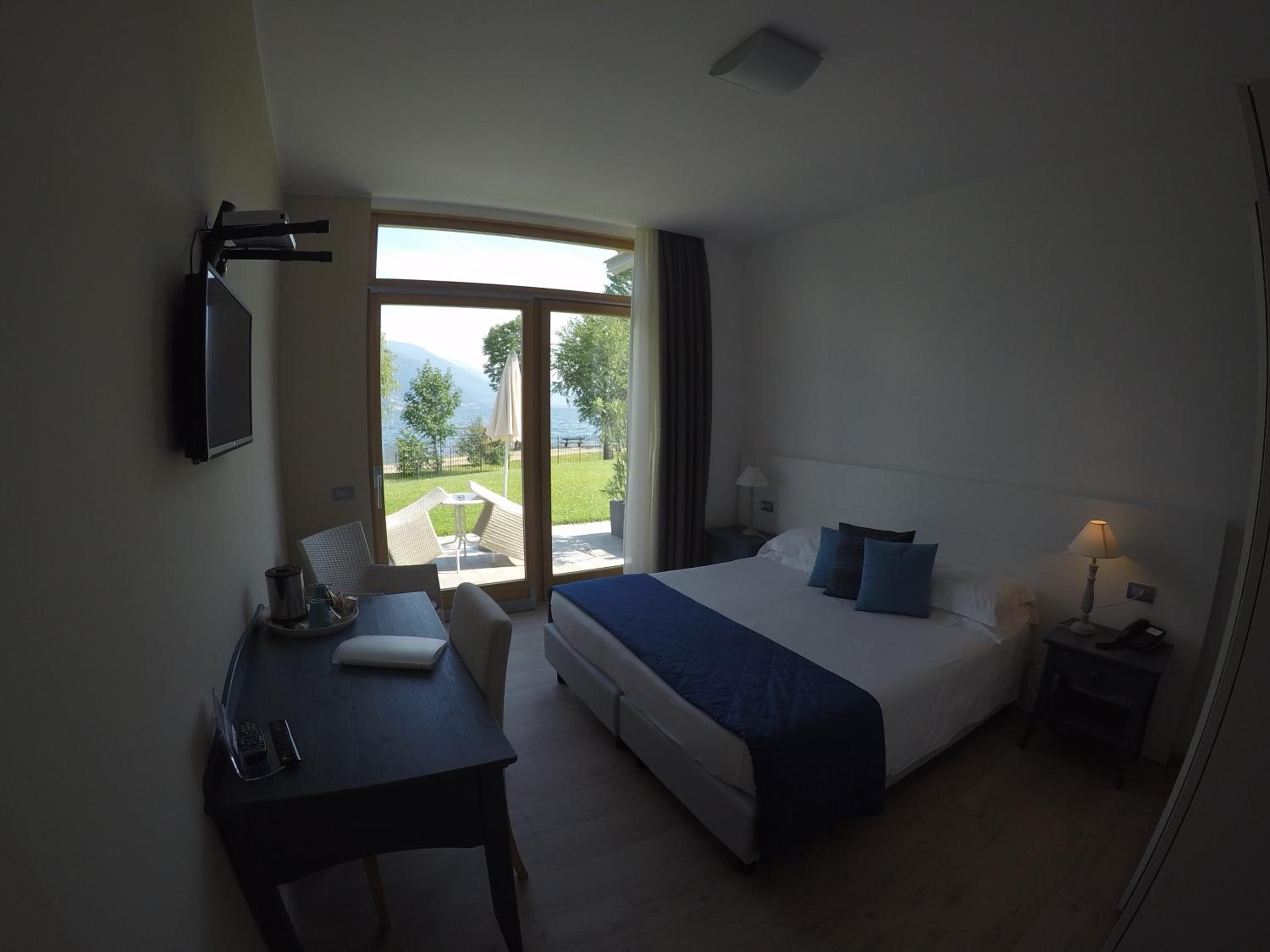 Superior Double or Twin Room with Frontal Lake View photo 3