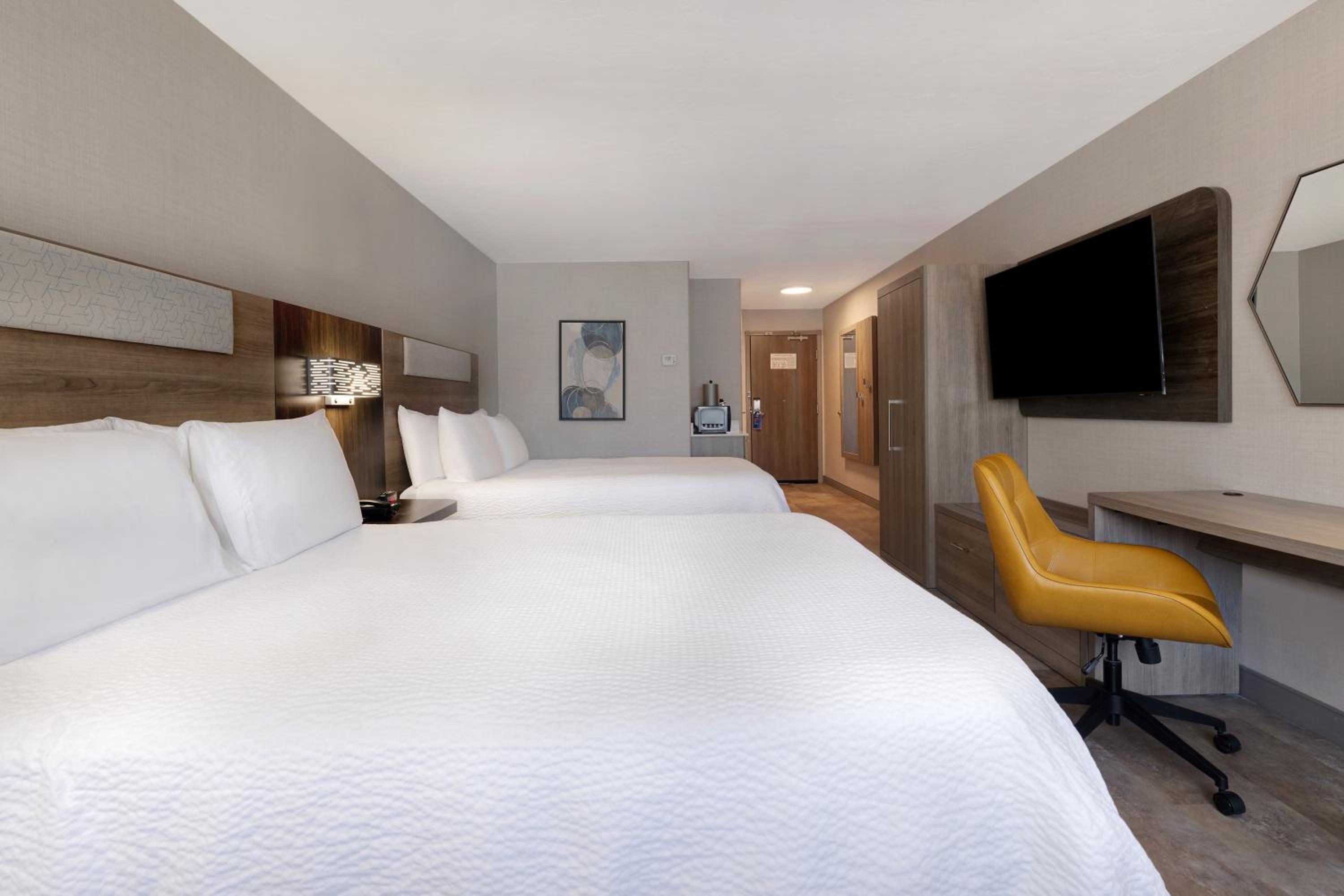 Standard Queen Room with Two Queen Beds - Photo 5