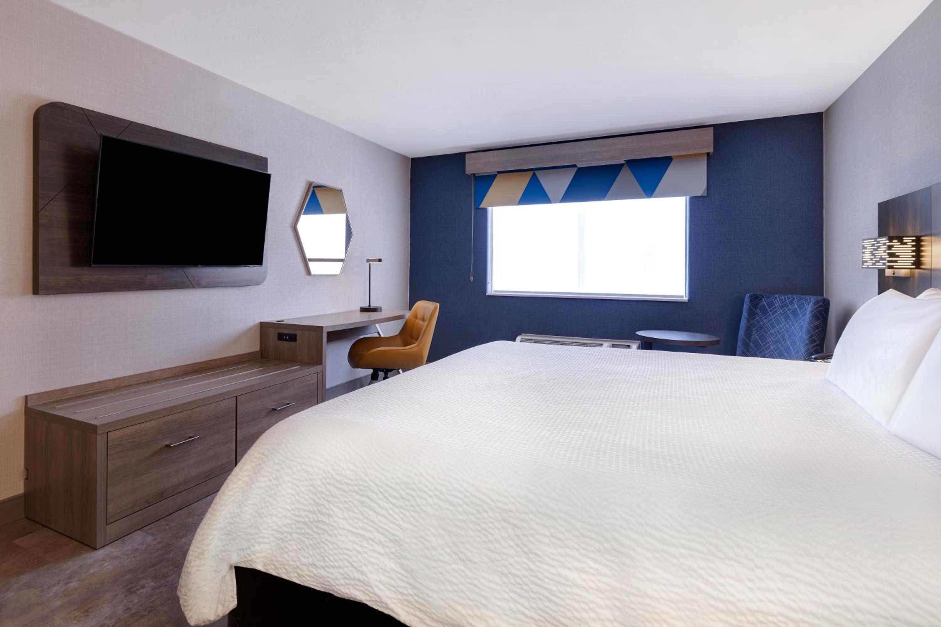 Standard King Room - Photo 8
