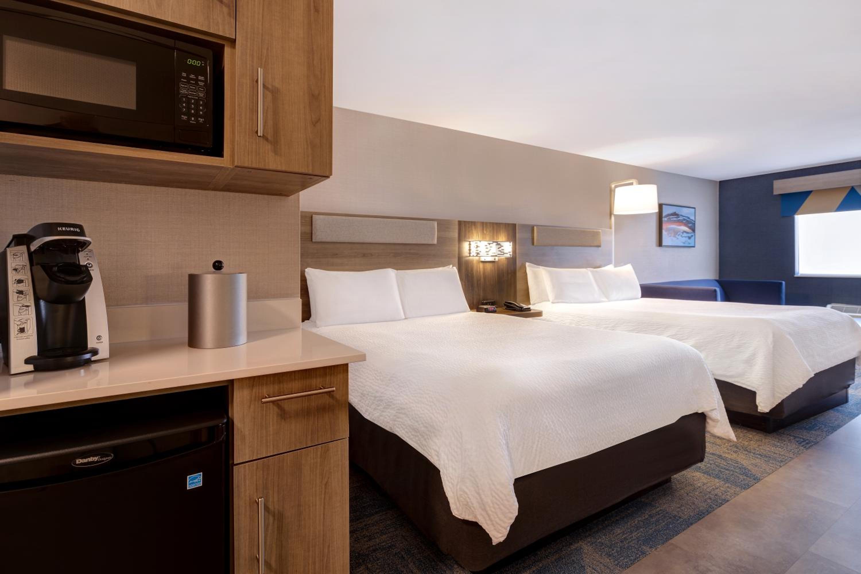 Suite with Two Queen Beds - Photo 7