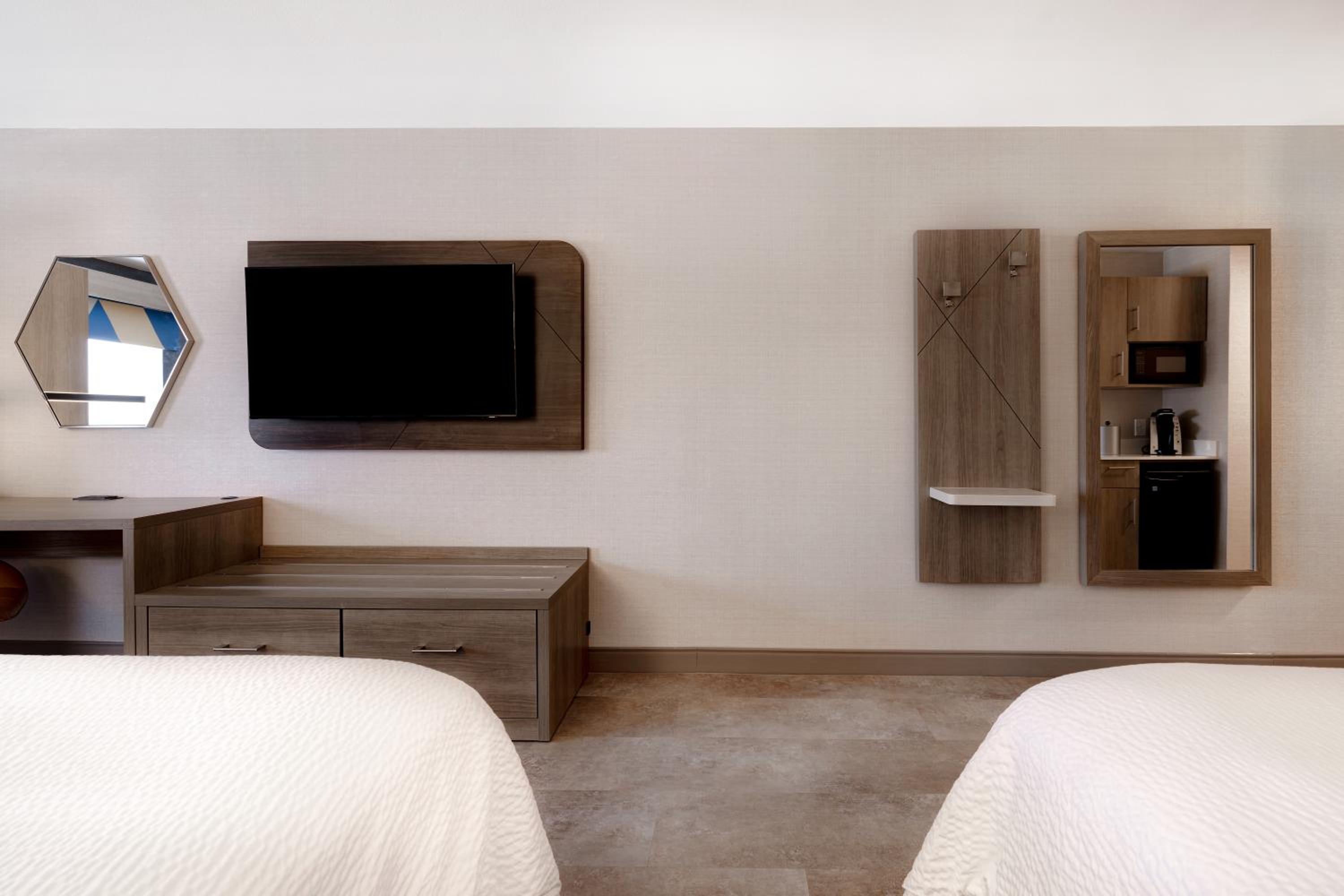 Suite with Two Queen Beds - Photo 3