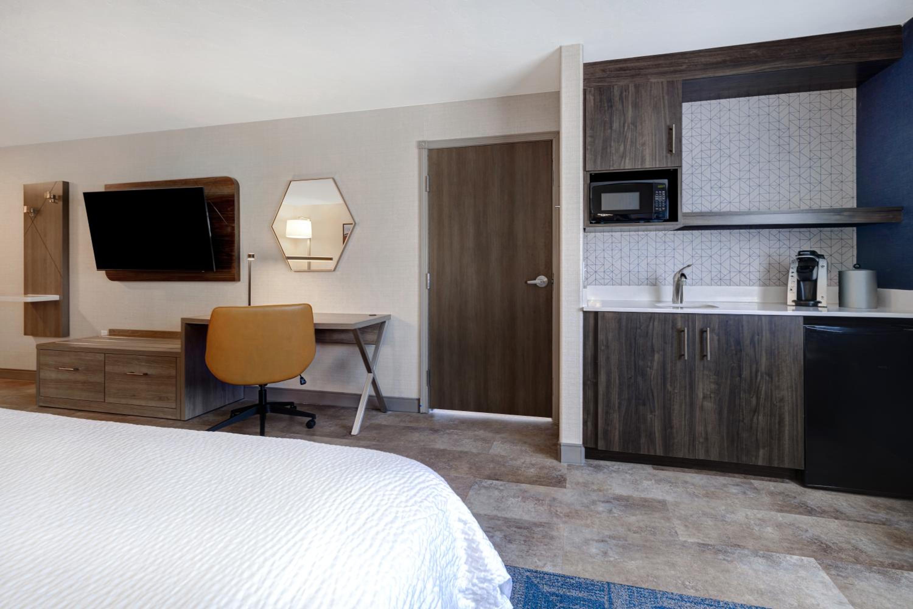 One-Bedroom King Suite with Sofa Bed - Photo 3
