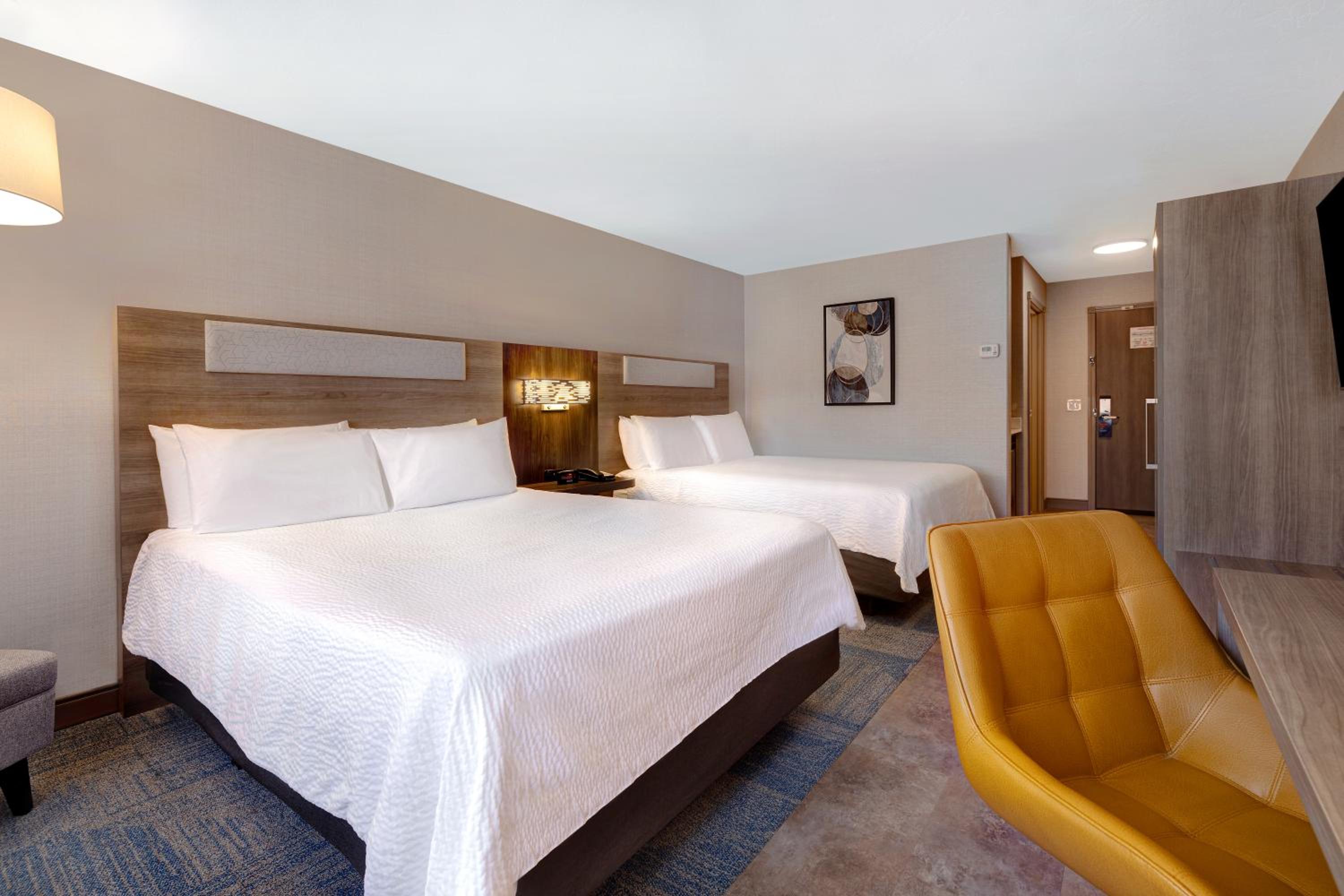 Standard Queen Room with Two Queen Beds - Photo 7
