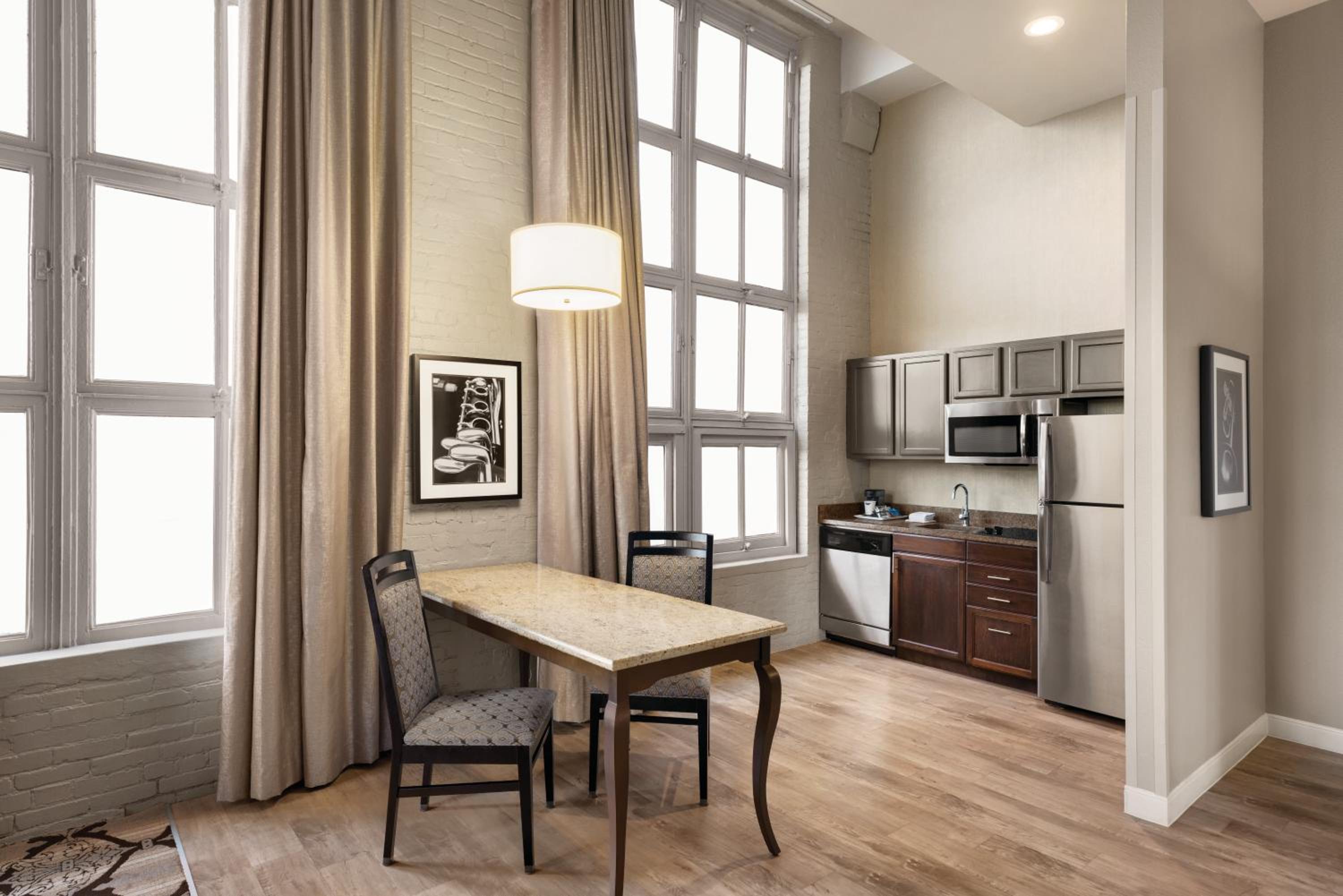 Deluxe Junior King Suite with Wetbar - Photo 2
