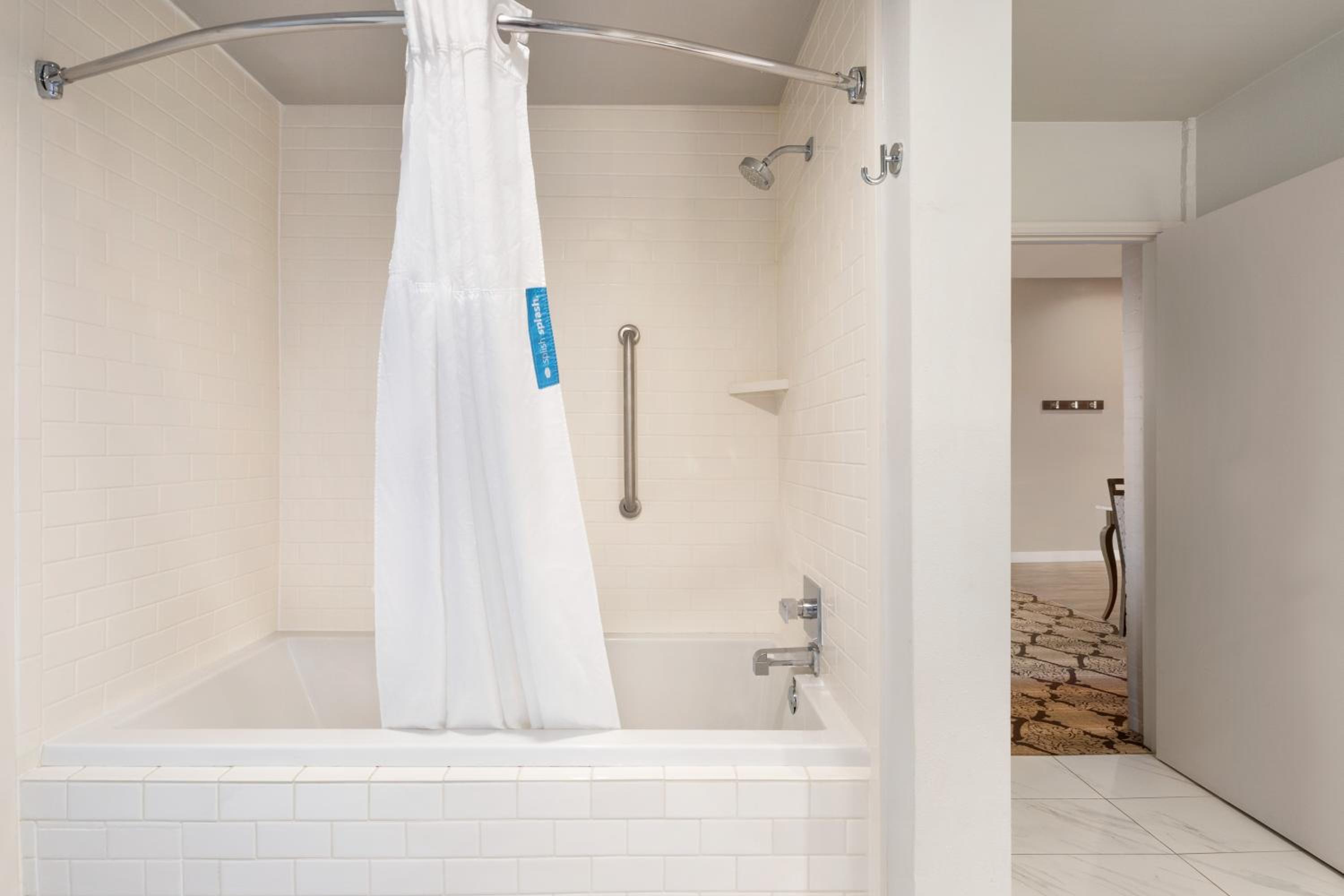 King Suite with Spa Bath - Non-Smoking - Photo 4