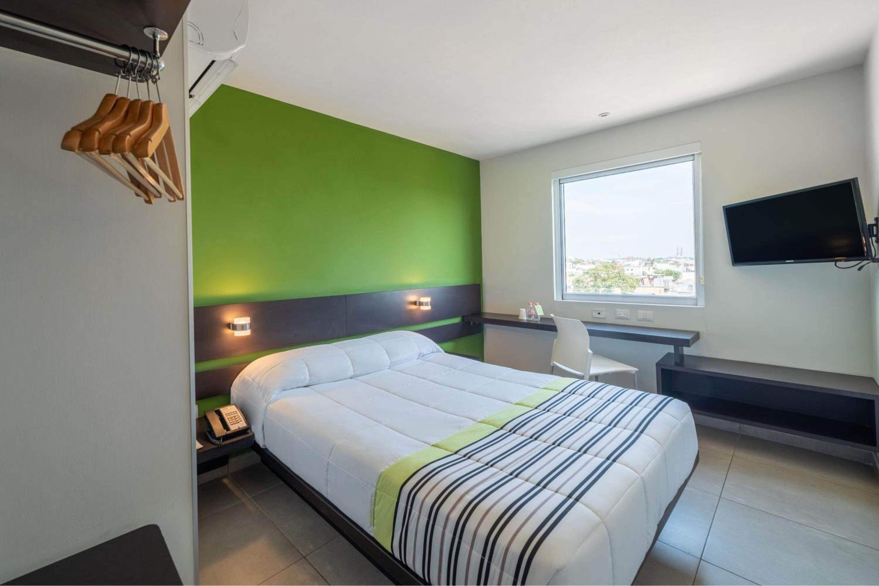 Queen Room photo 1