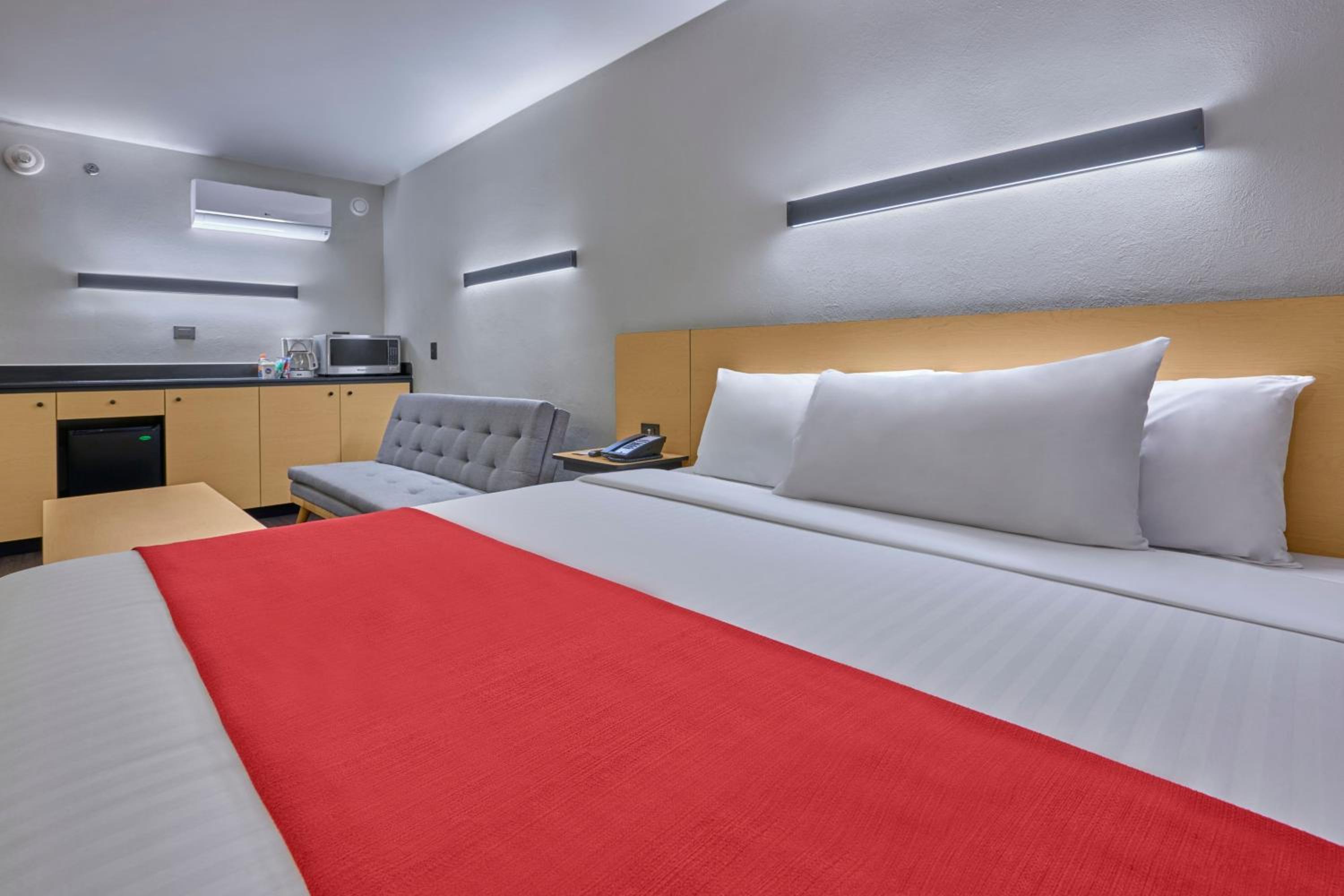 Superior King Room with Sofa Bed - Photo 1