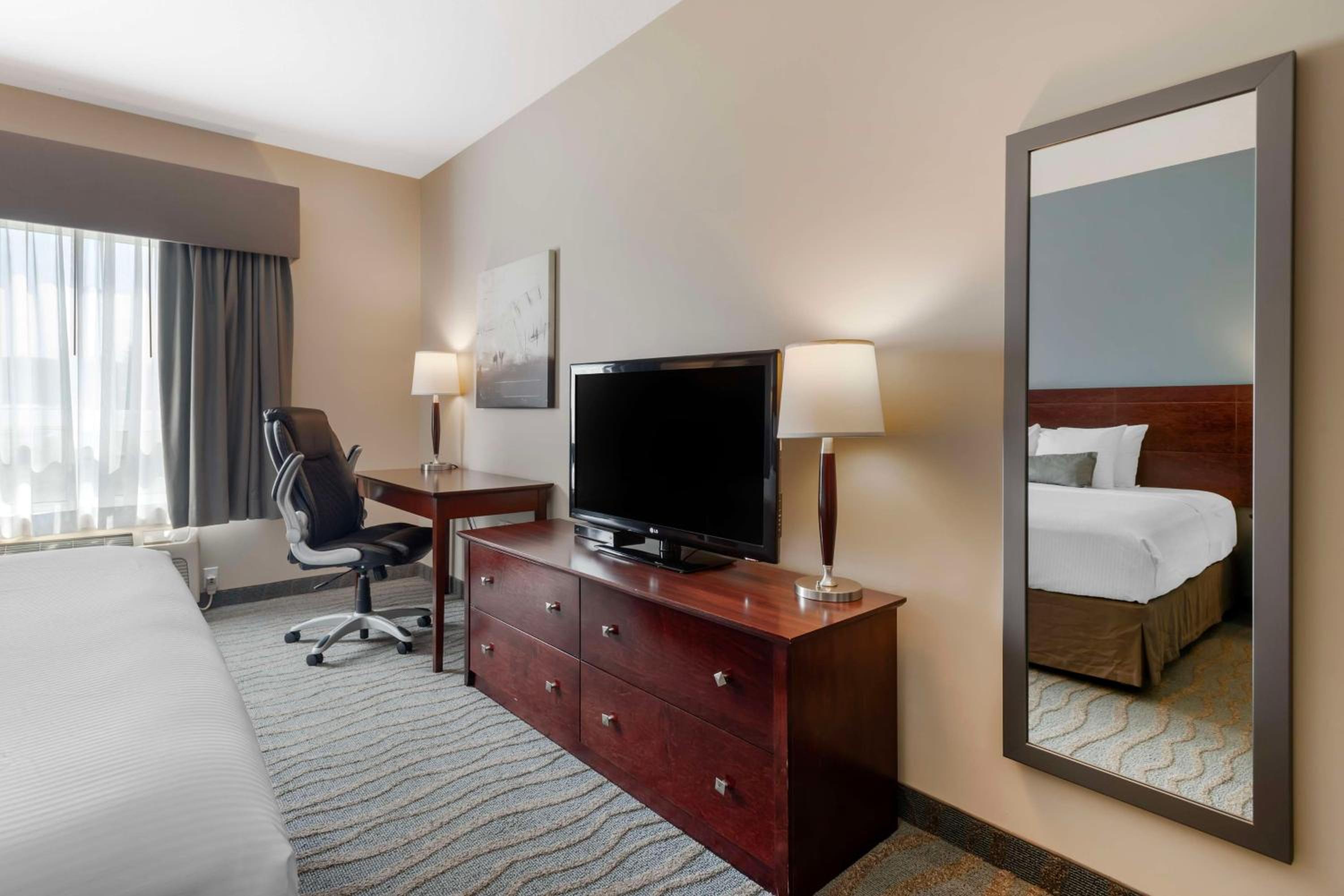 King Suite with Hot Tub - Non-Smoking photo 1