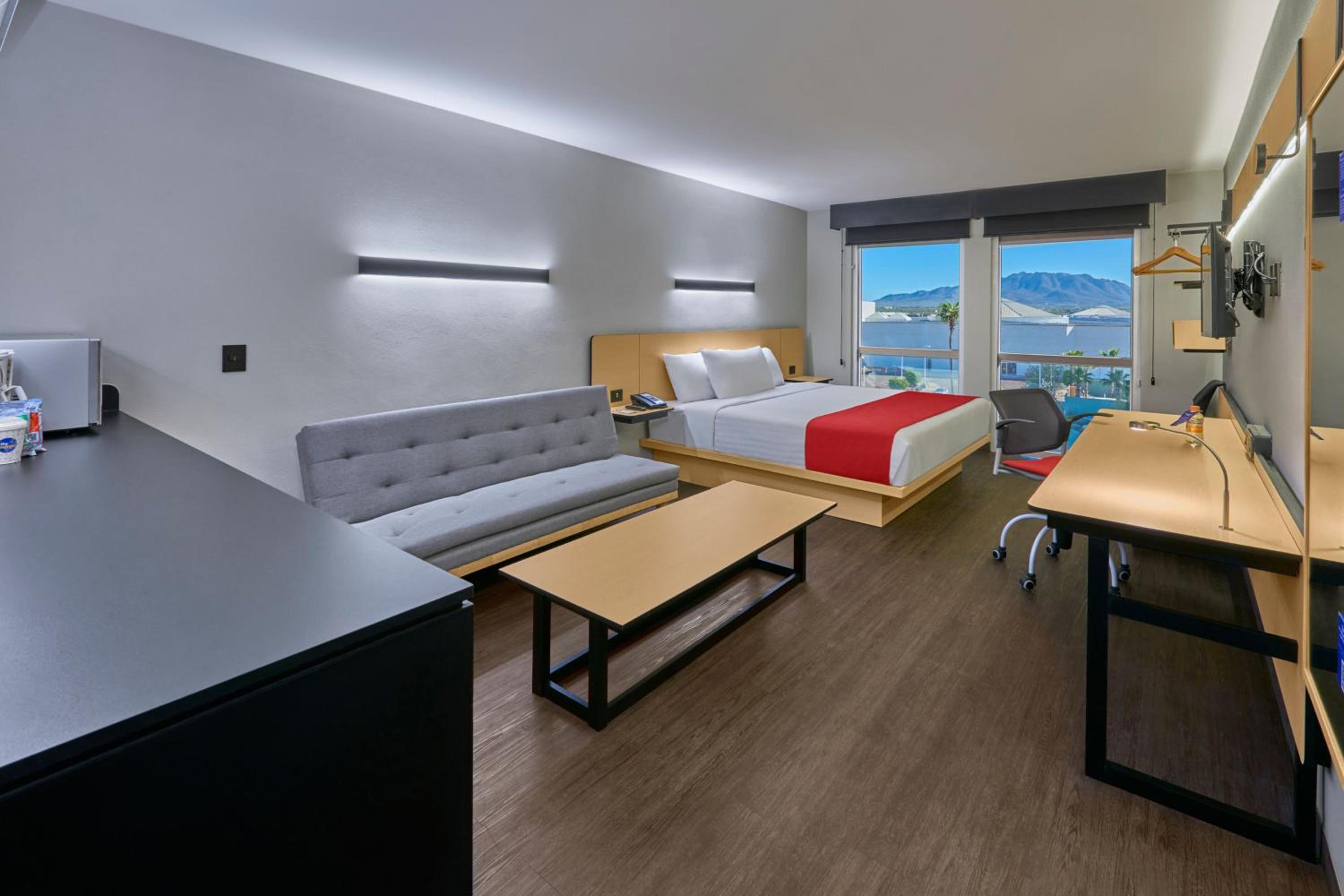 Superior King Room with Sofa Bed - Photo 2