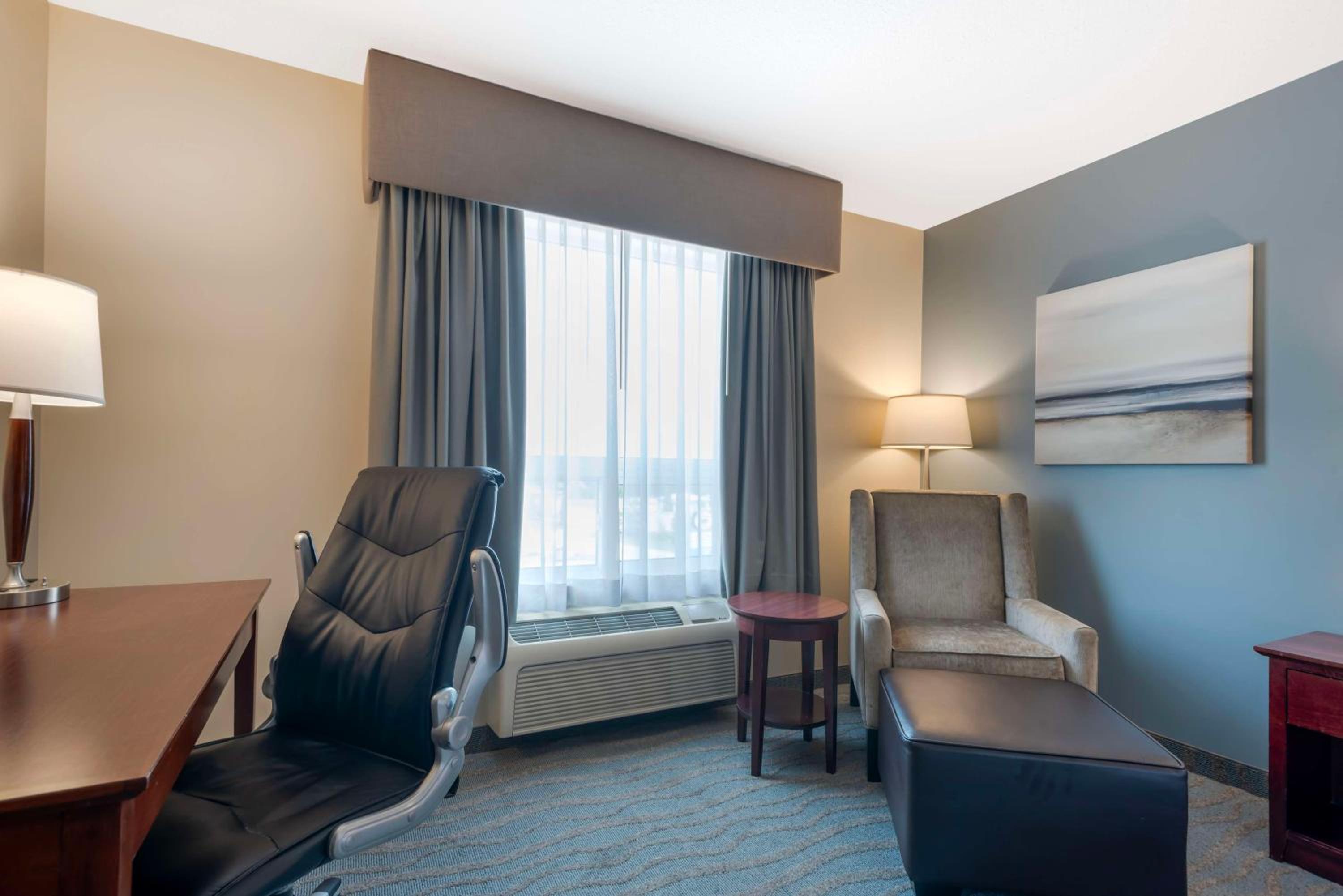 King Suite with Sofa Bed - Non-Smoking photo 3