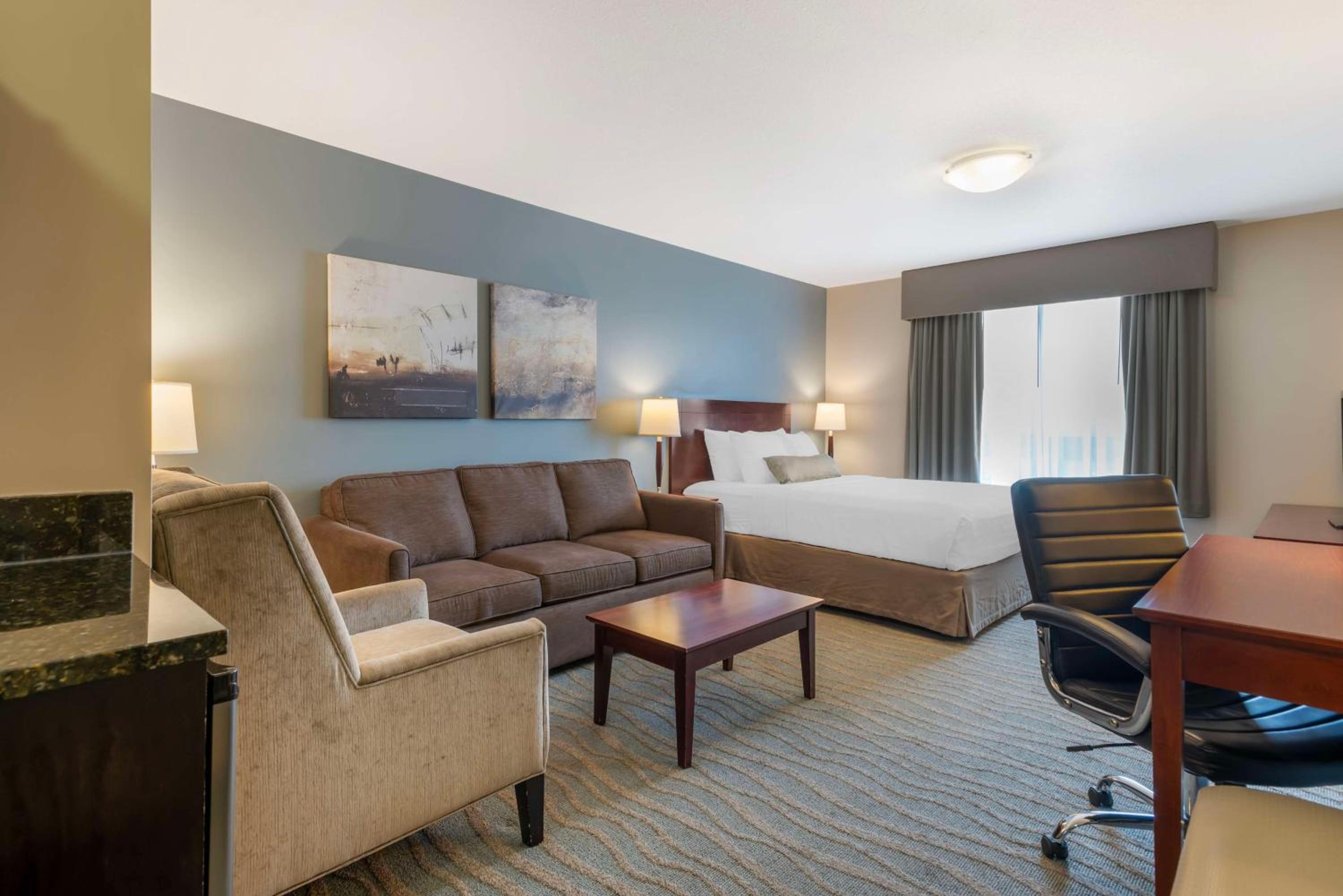 King Suite with Hot Tub - Non-Smoking photo 3