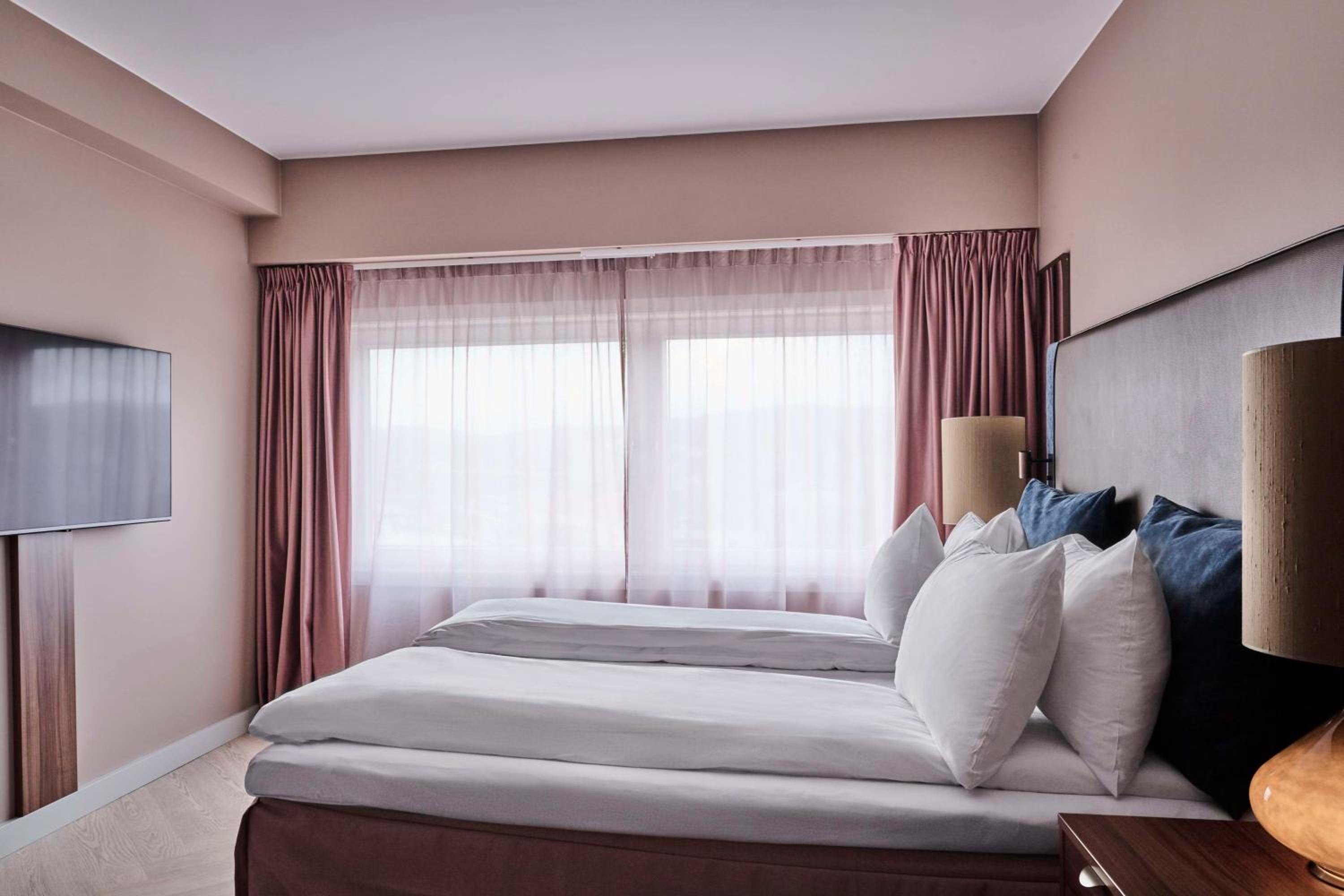 Junior Suite with Harbor View - Photo 7