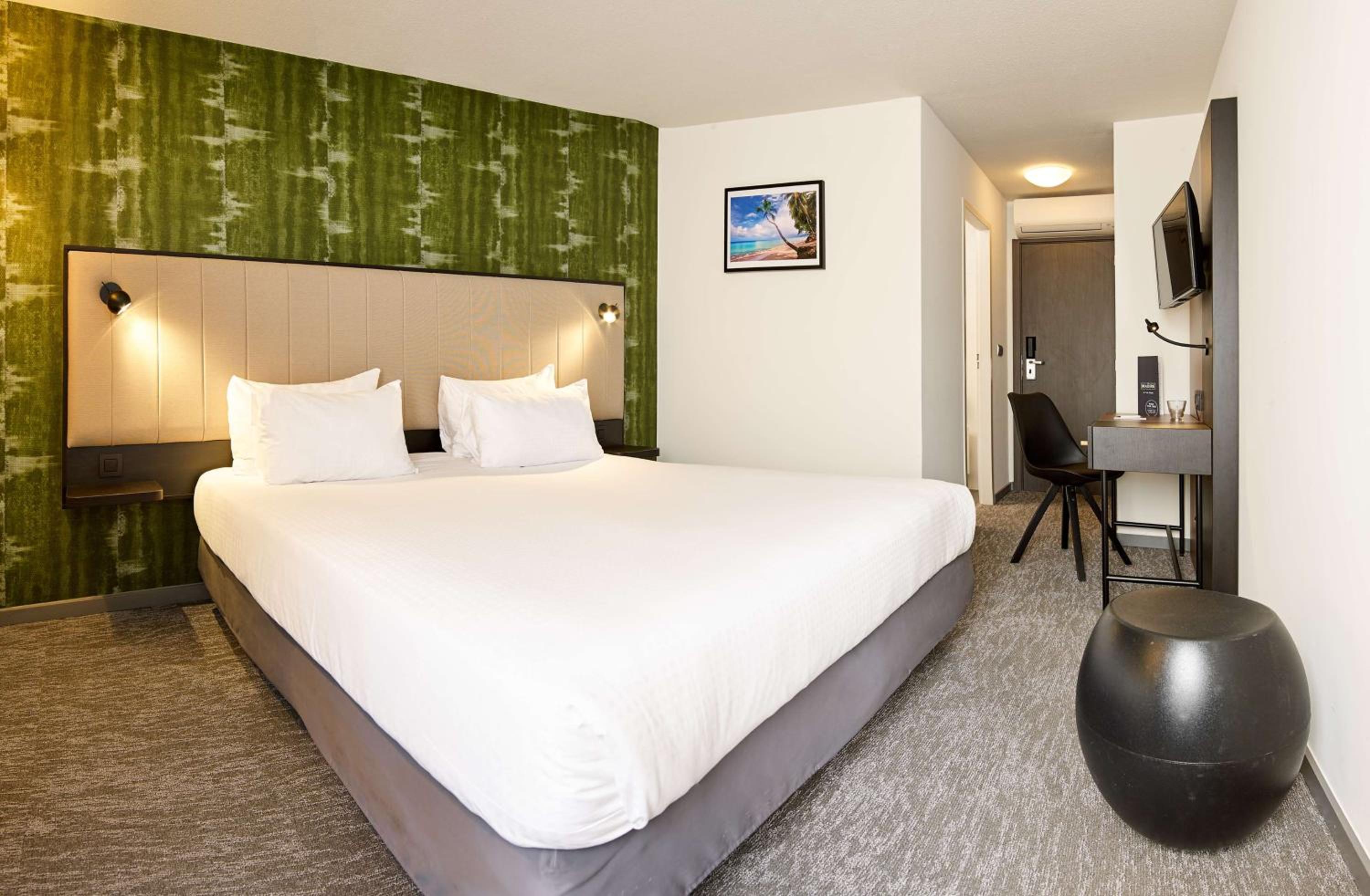 Superior King Room - Non-Smoking - Photo 9